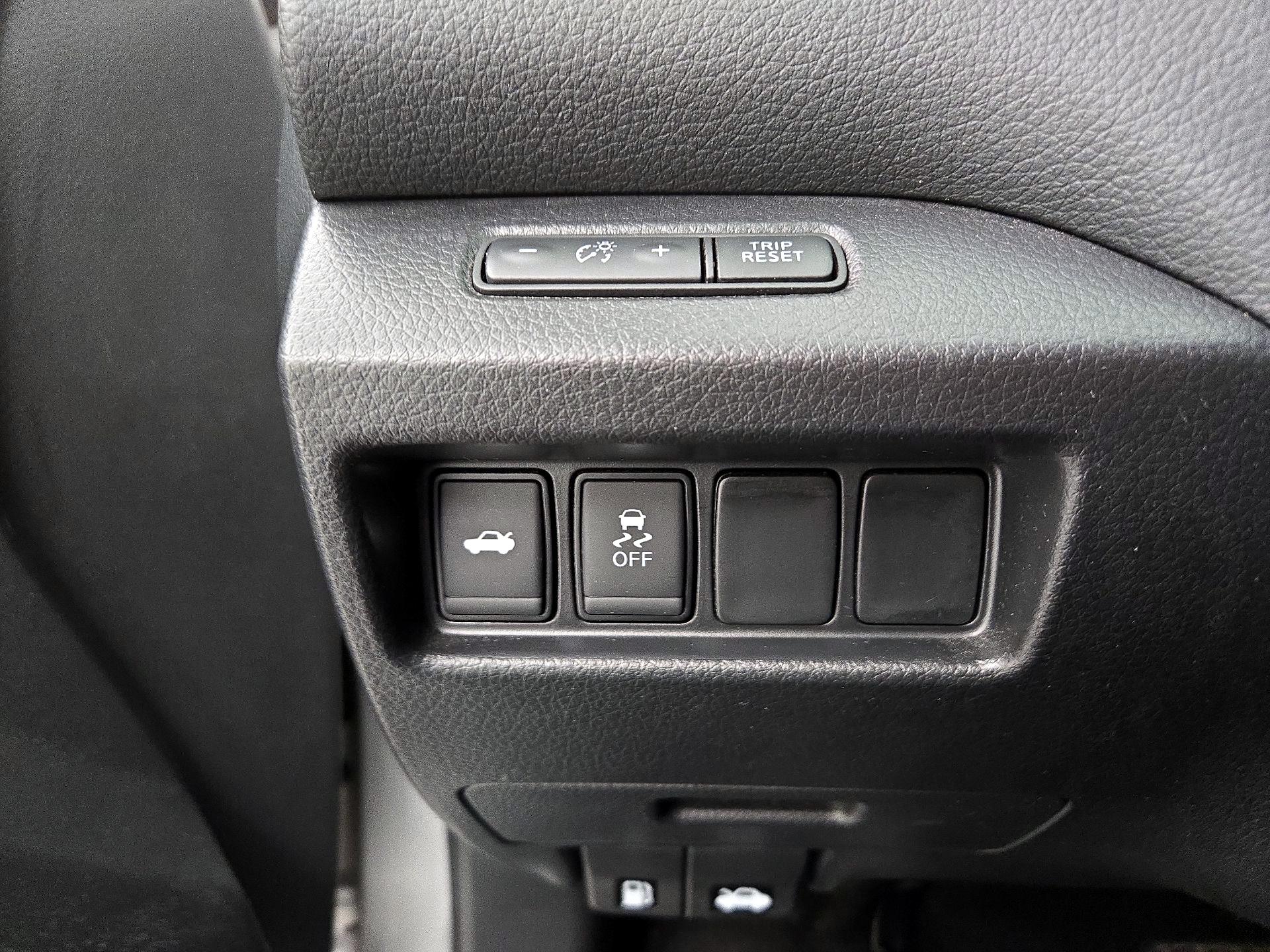 Thumbnail: 2017 Nissan Altima - 13