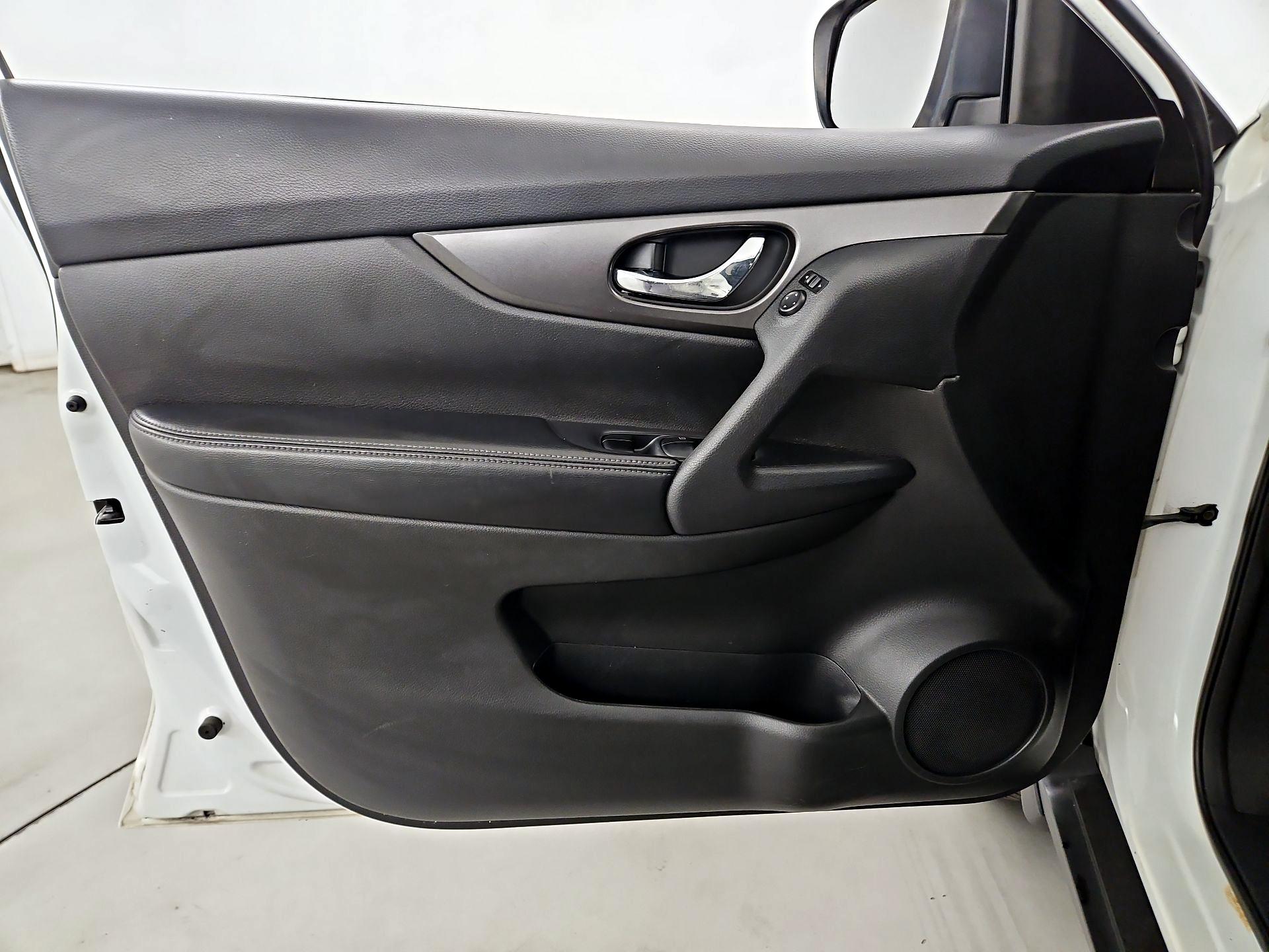 Thumbnail: 2015 Nissan Rogue - 12