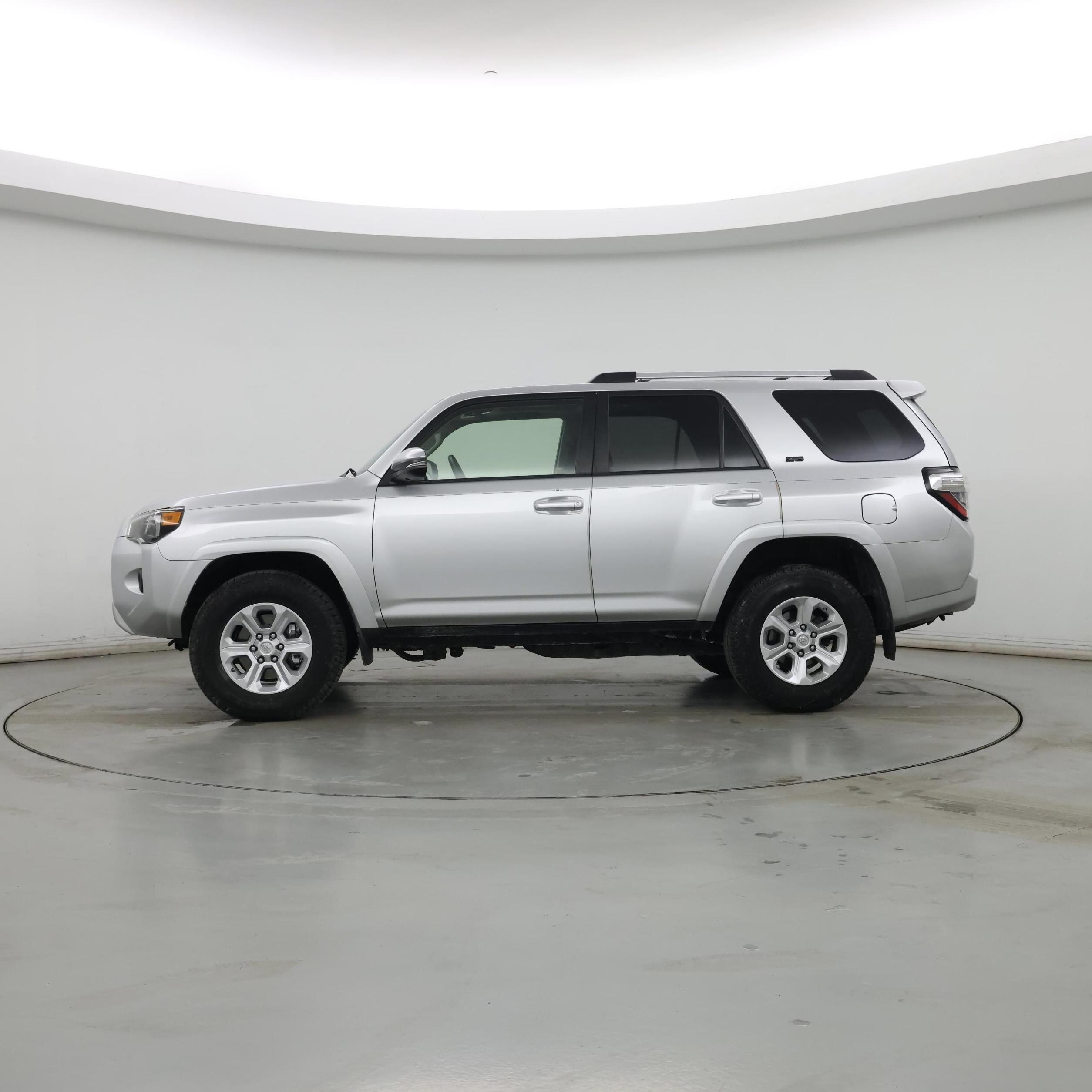 Thumbnail: 2016 Toyota 4Runner - 3