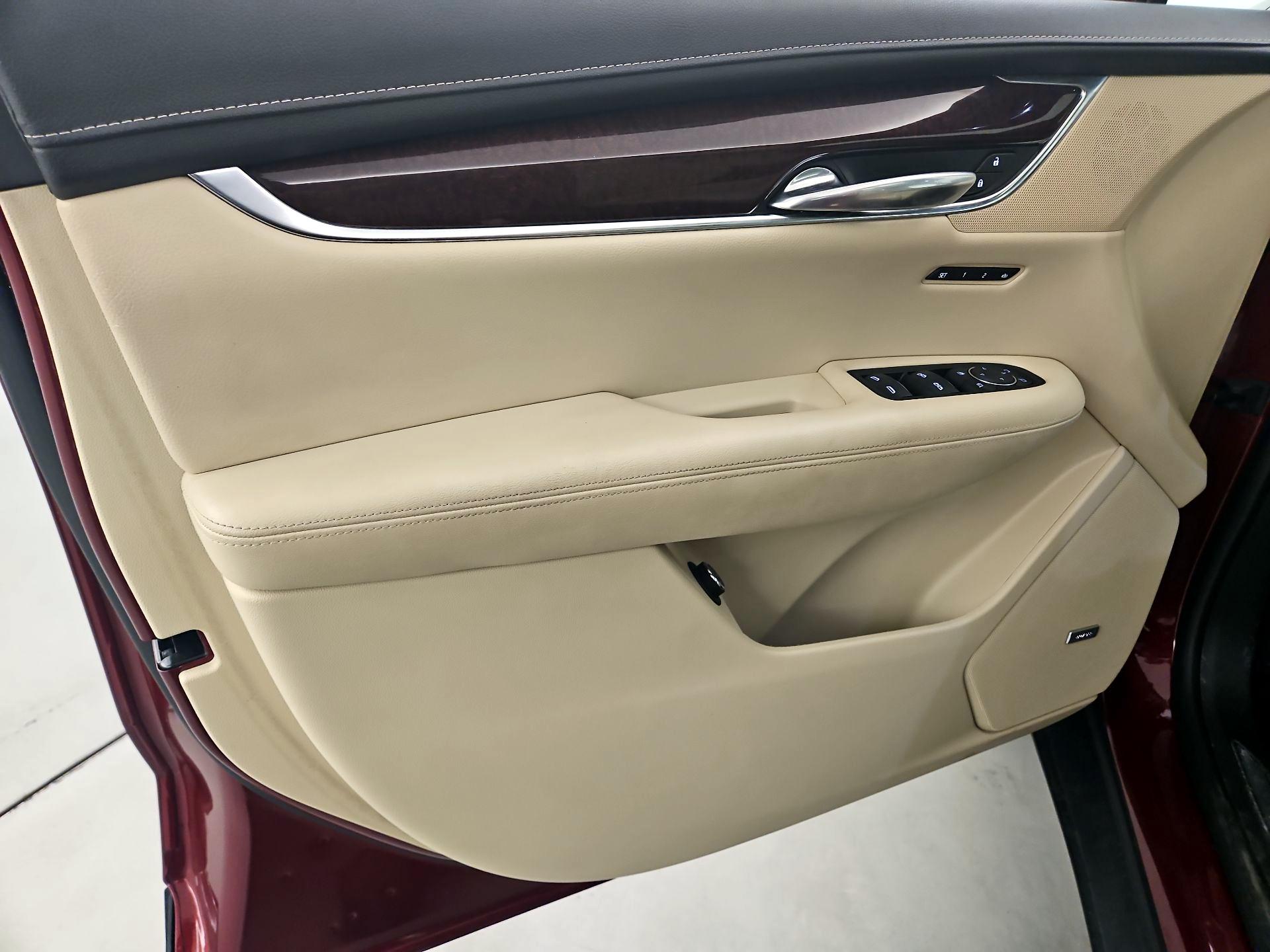 Thumbnail: 2017 Cadillac XT5 - 12