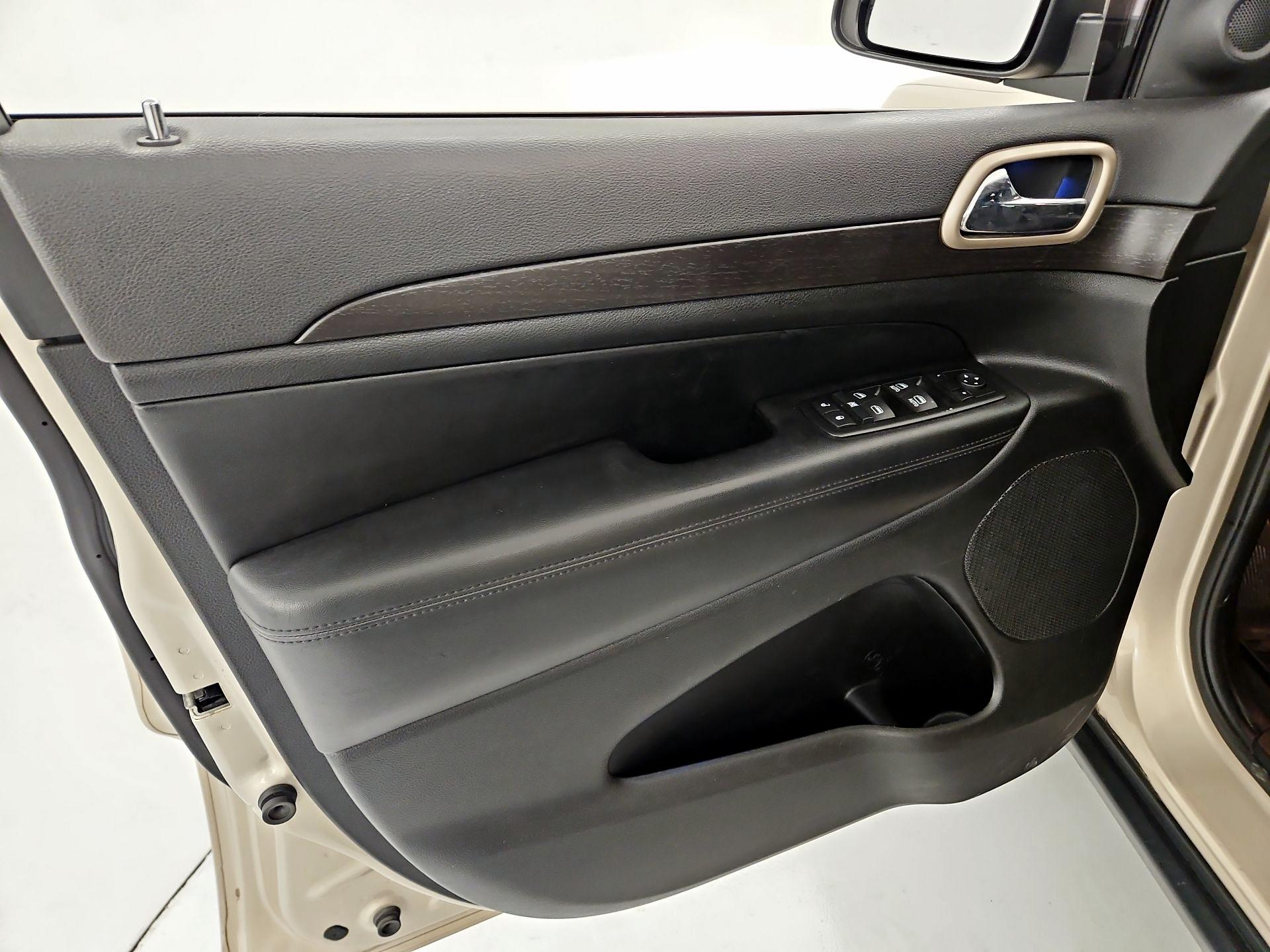 Thumbnail: 2015 Jeep Grand Cherokee - 12