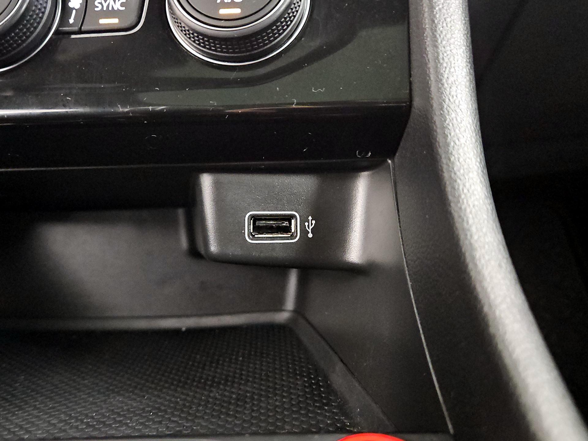 Thumbnail: 2019 Volkswagen Jetta - 18