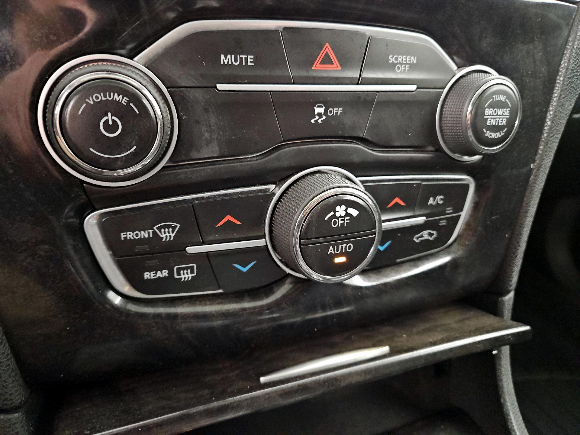 Thumbnail: 2019 Chrysler 300 - 17