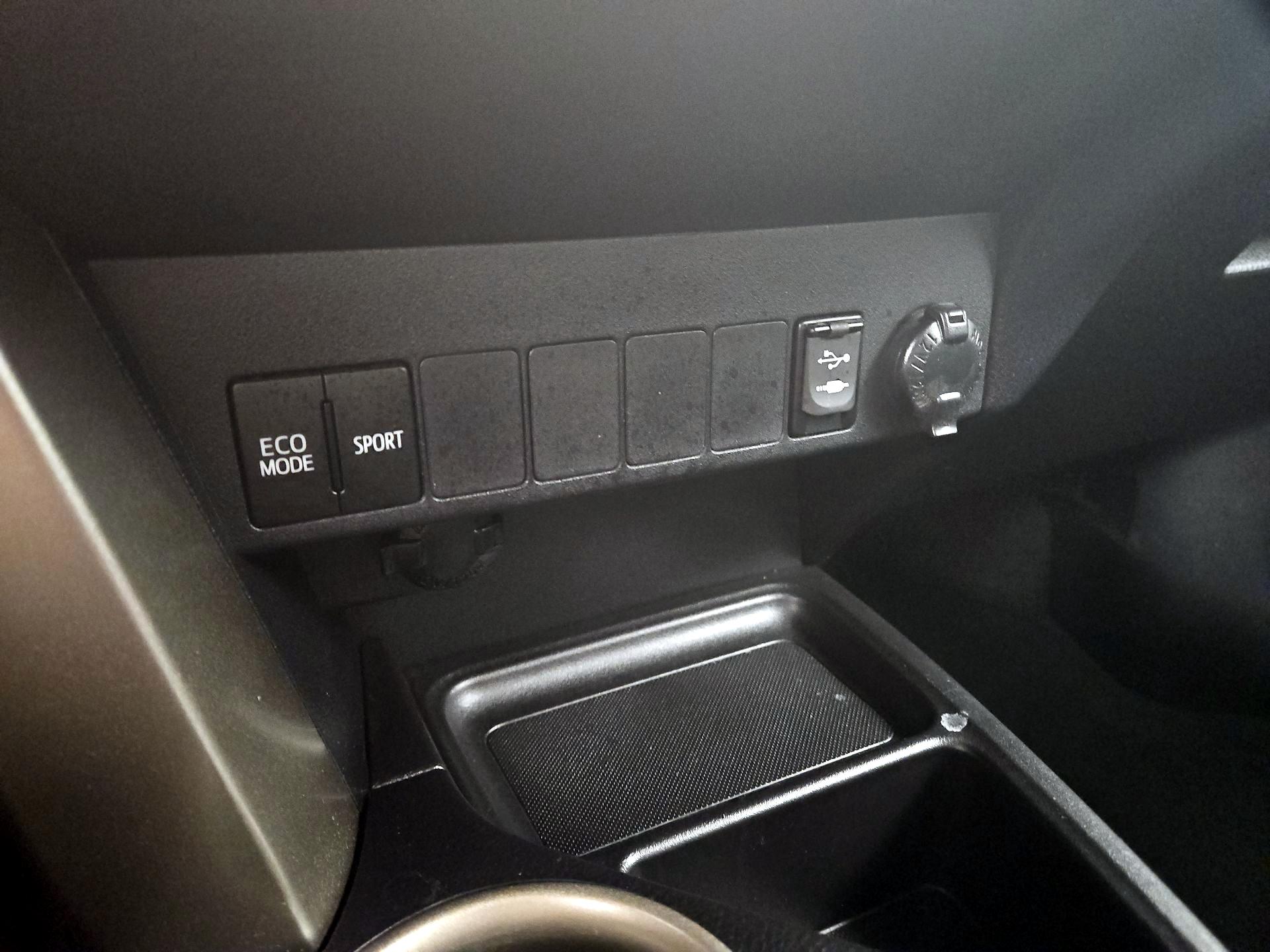 Thumbnail: 2015 Toyota RAV4 - 18