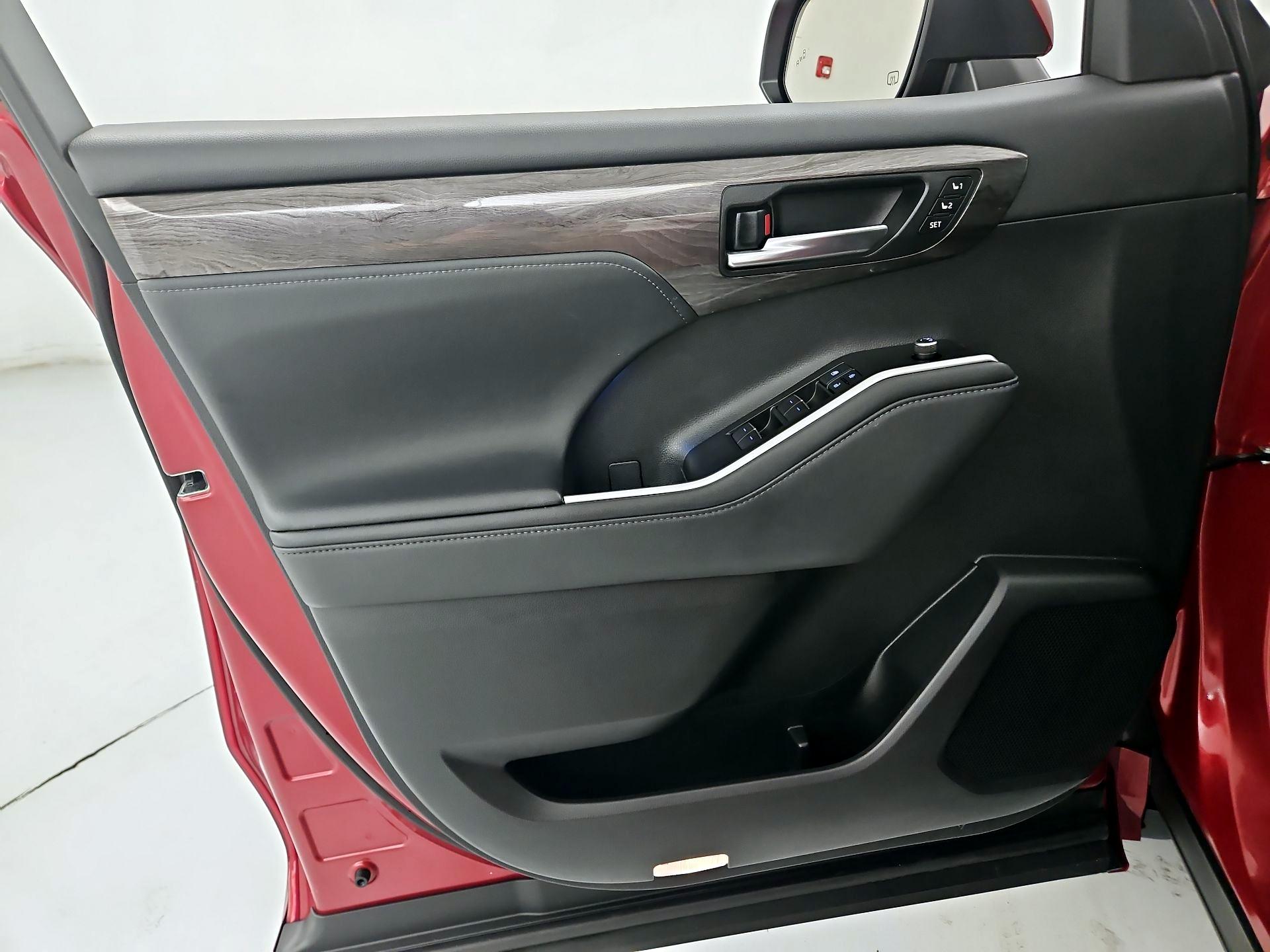 Thumbnail: 2021 Toyota Highlander - 12