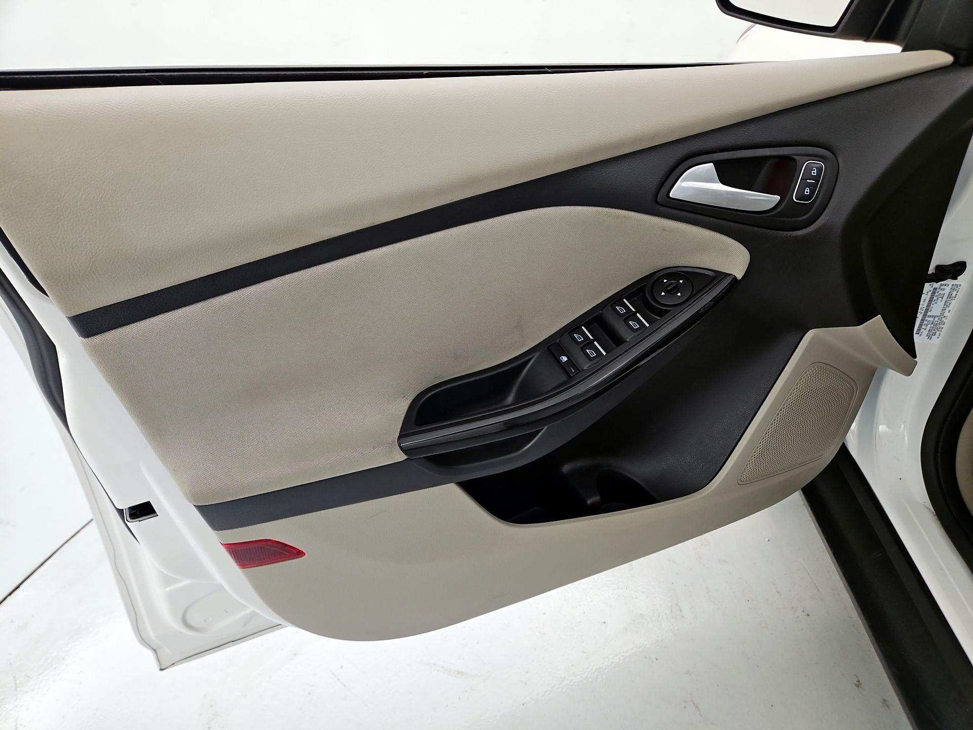 Thumbnail: 2016 Ford Focus - 12