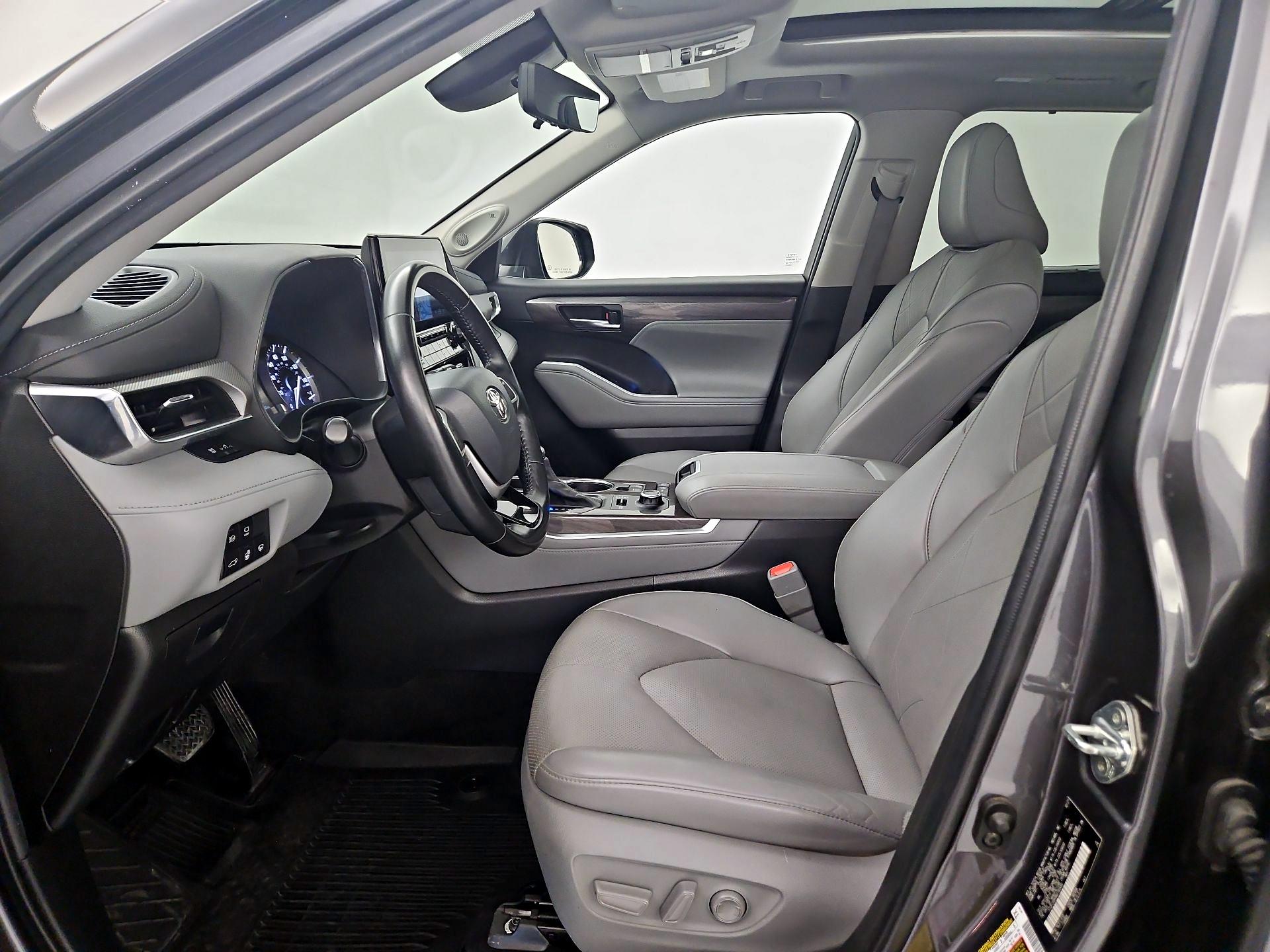 Thumbnail: 2022 Toyota Highlander - 11