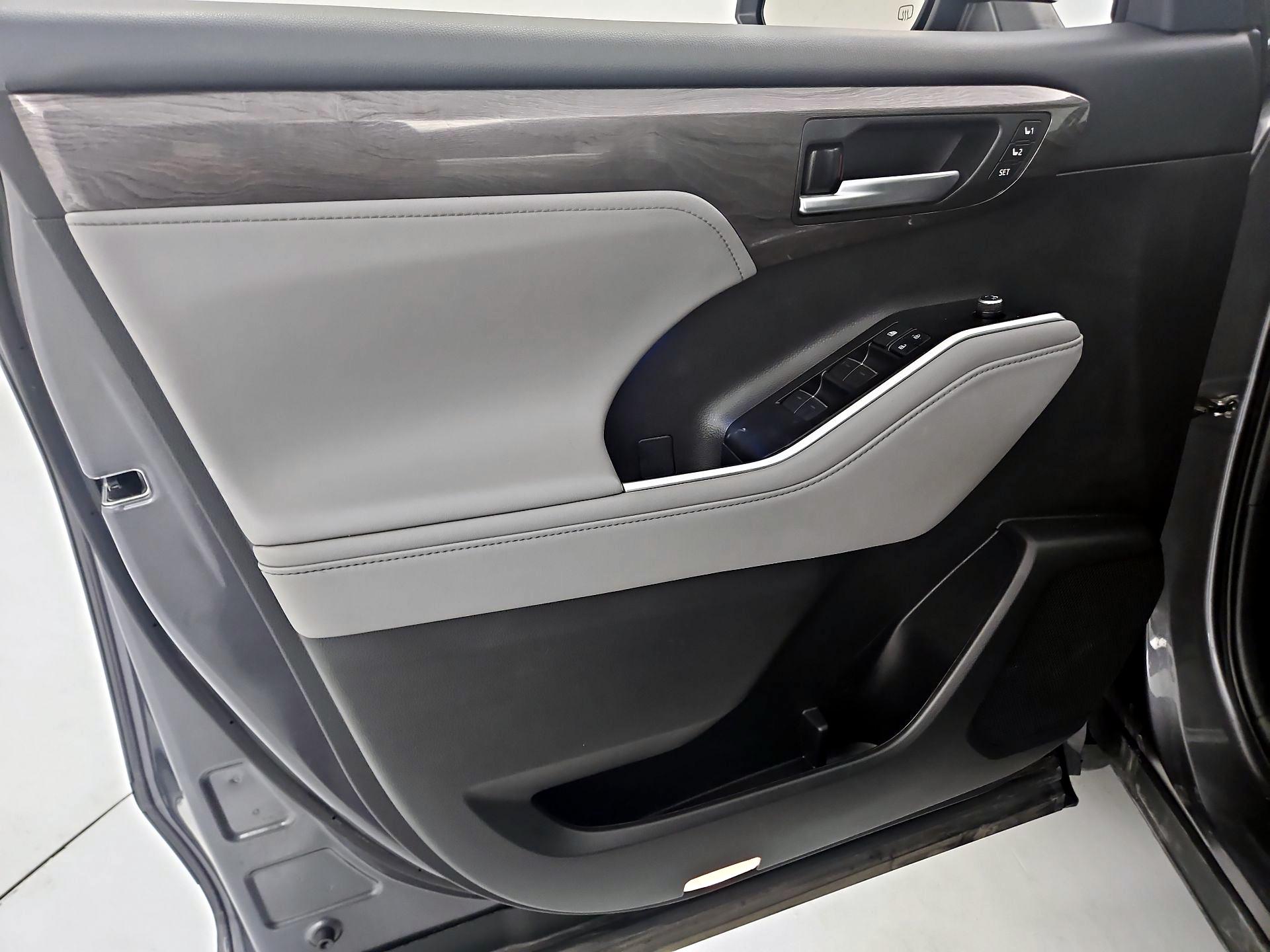 Thumbnail: 2022 Toyota Highlander - 12