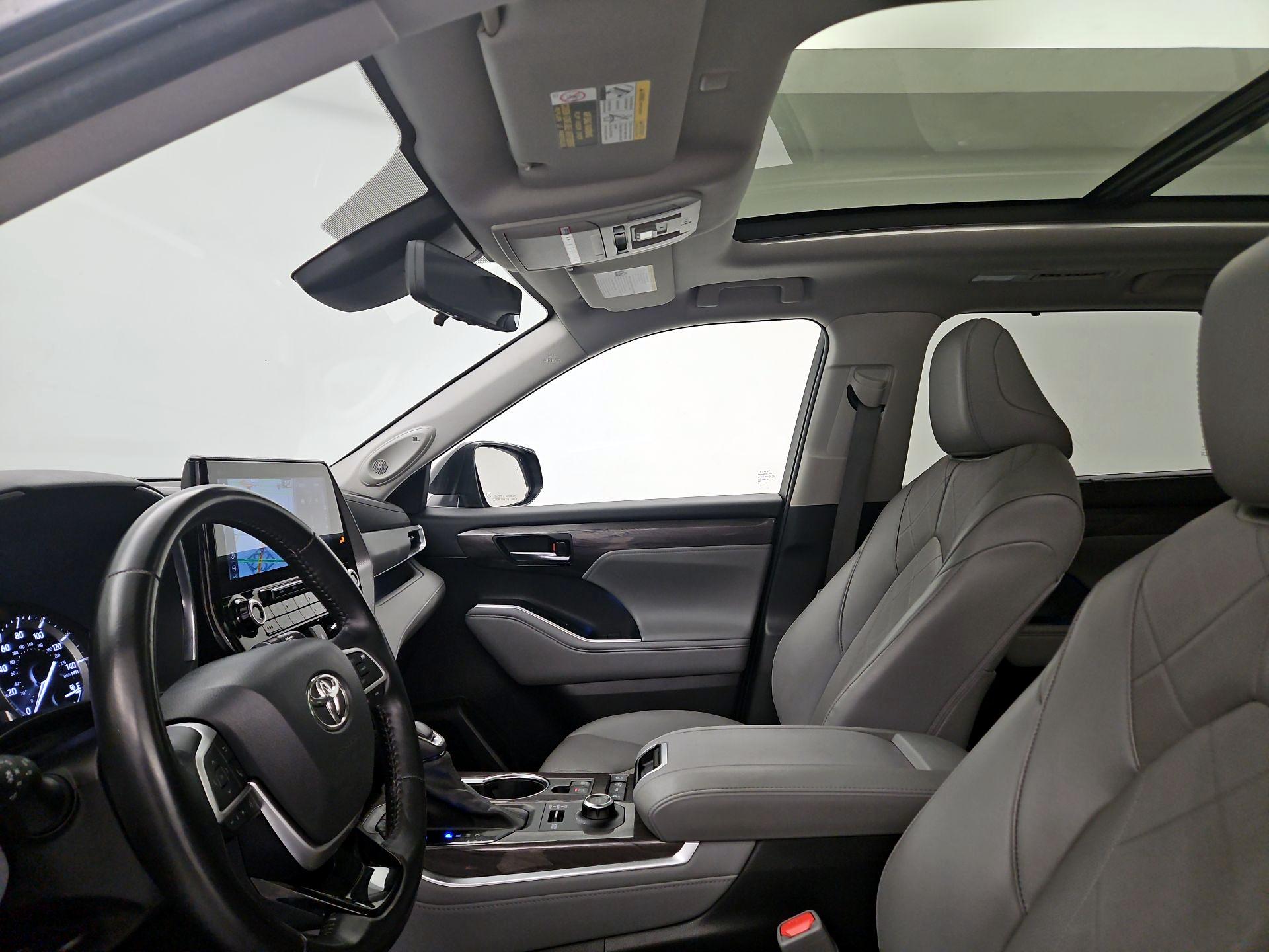 Thumbnail: 2022 Toyota Highlander - 20