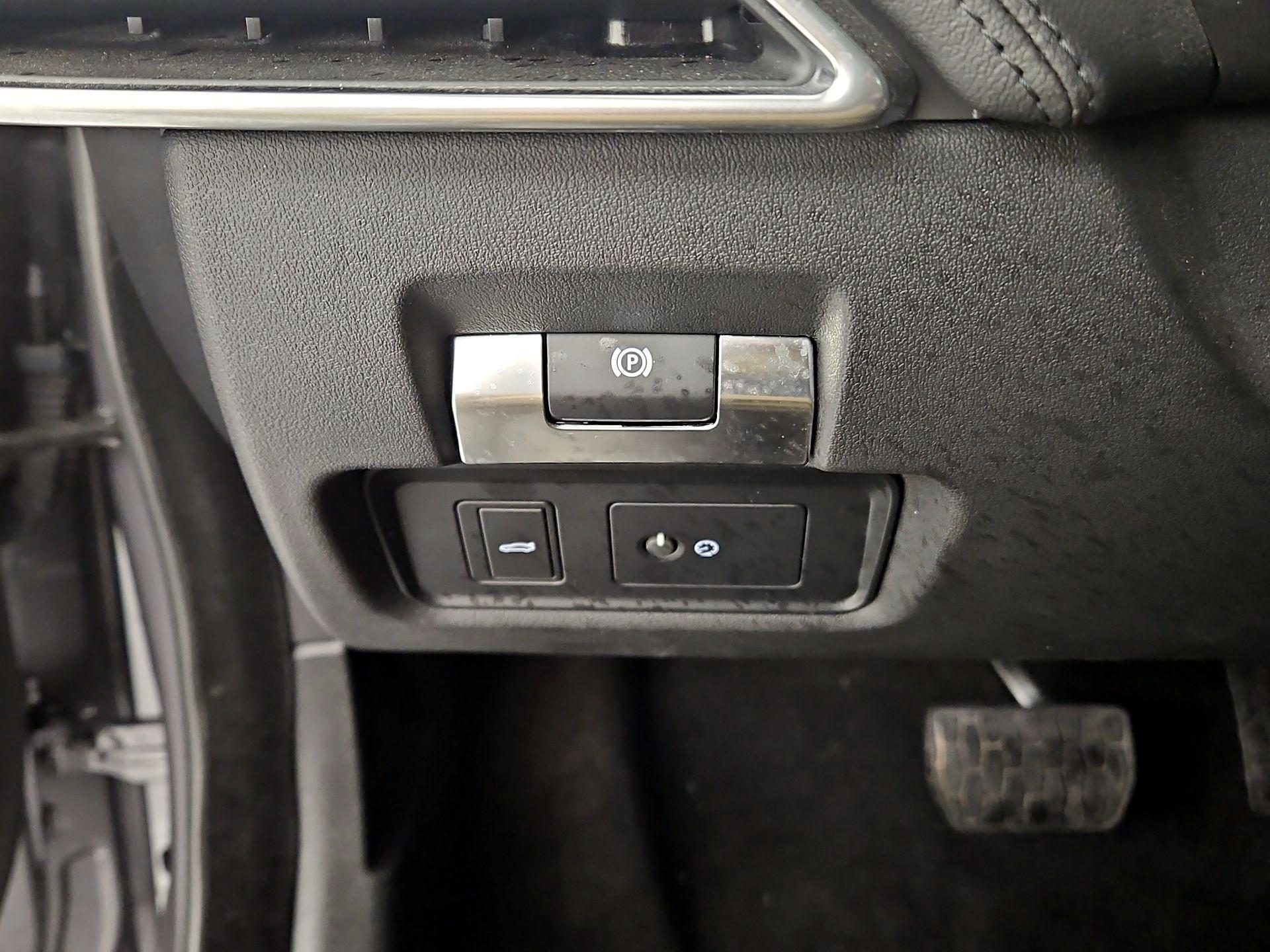 Thumbnail: 2020 Jaguar XE - 13