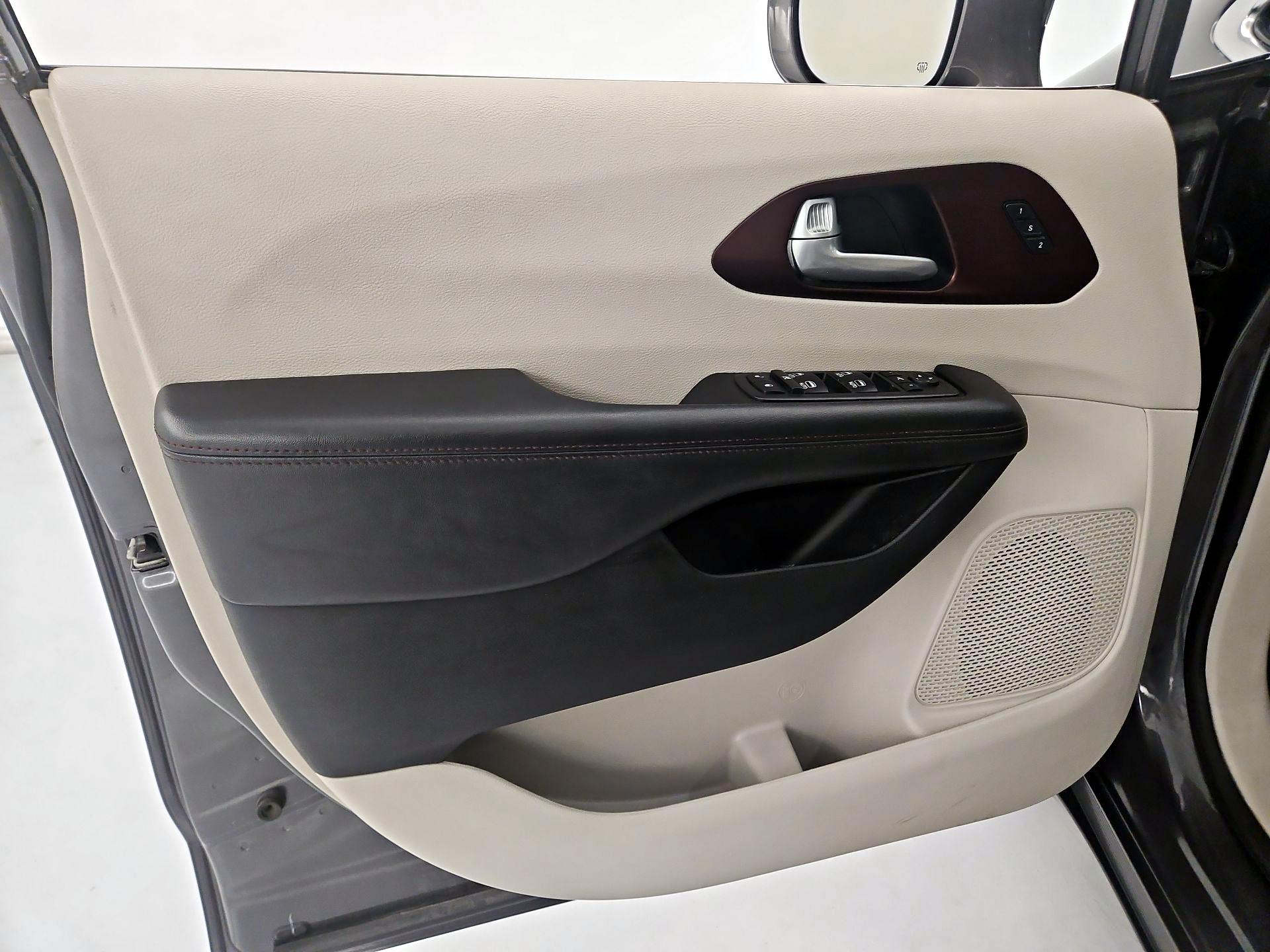 Thumbnail: 2018 Chrysler Pacifica - 12