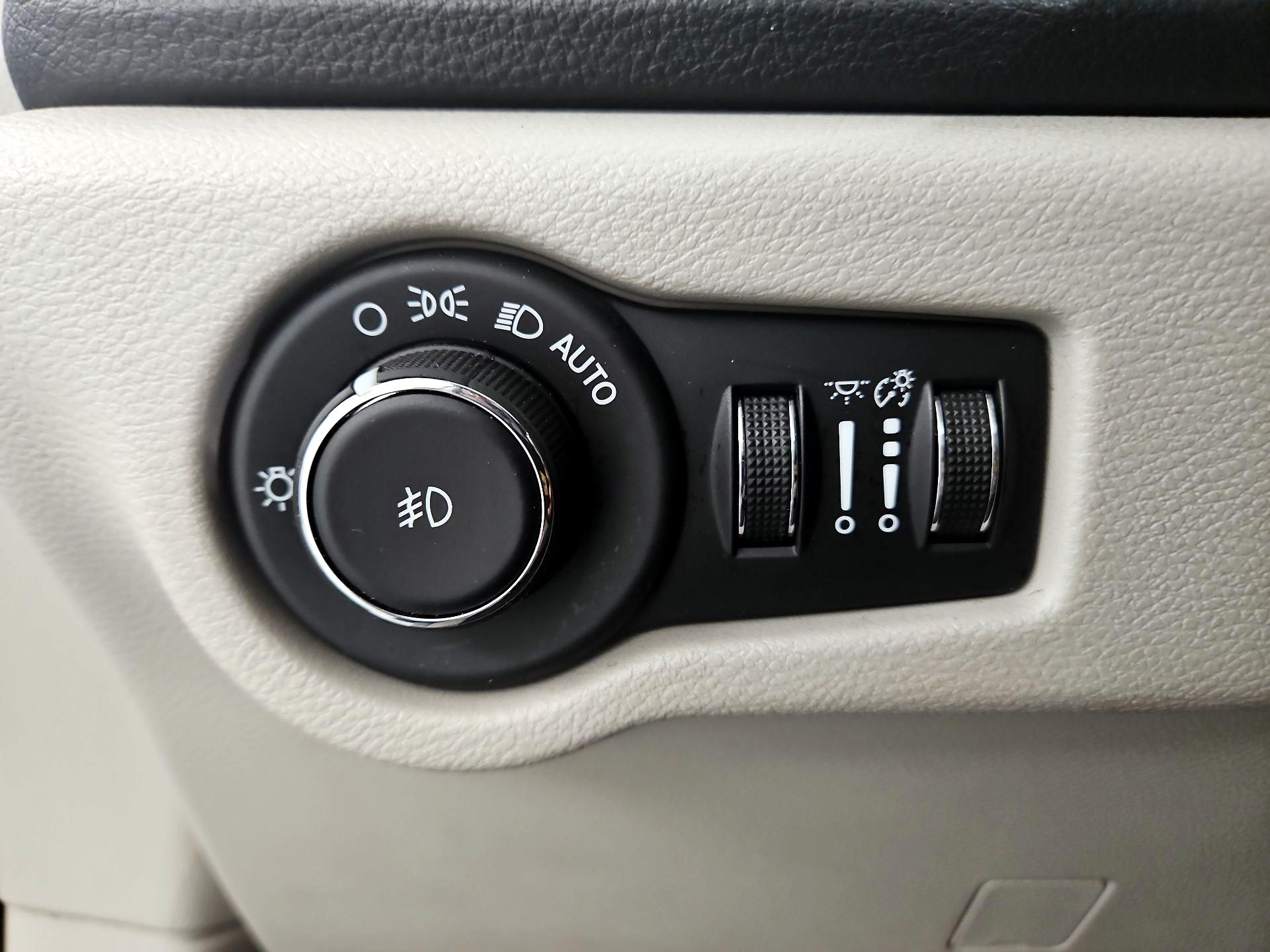 Thumbnail: 2018 Chrysler Pacifica - 13