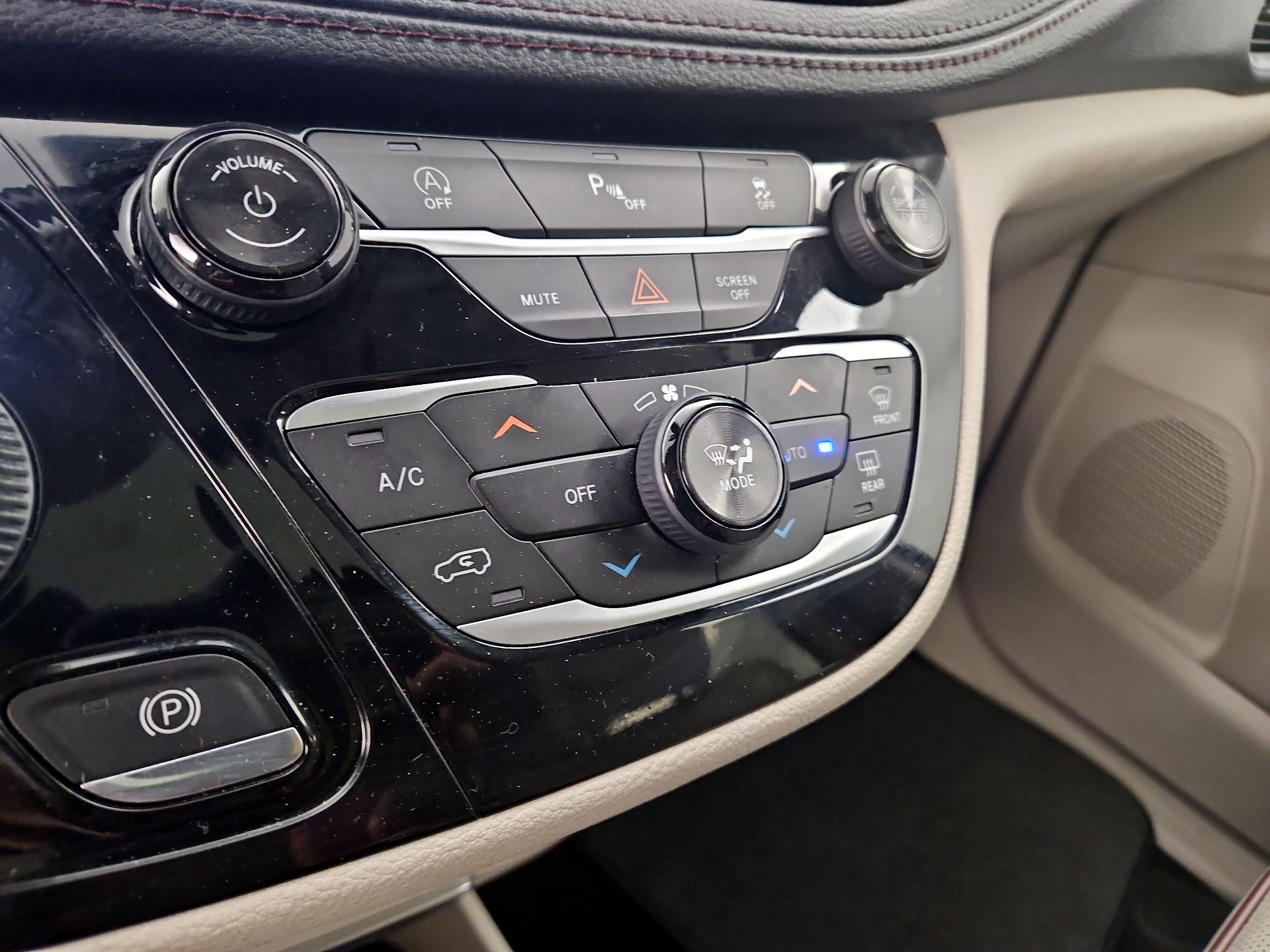 Thumbnail: 2018 Chrysler Pacifica - 17