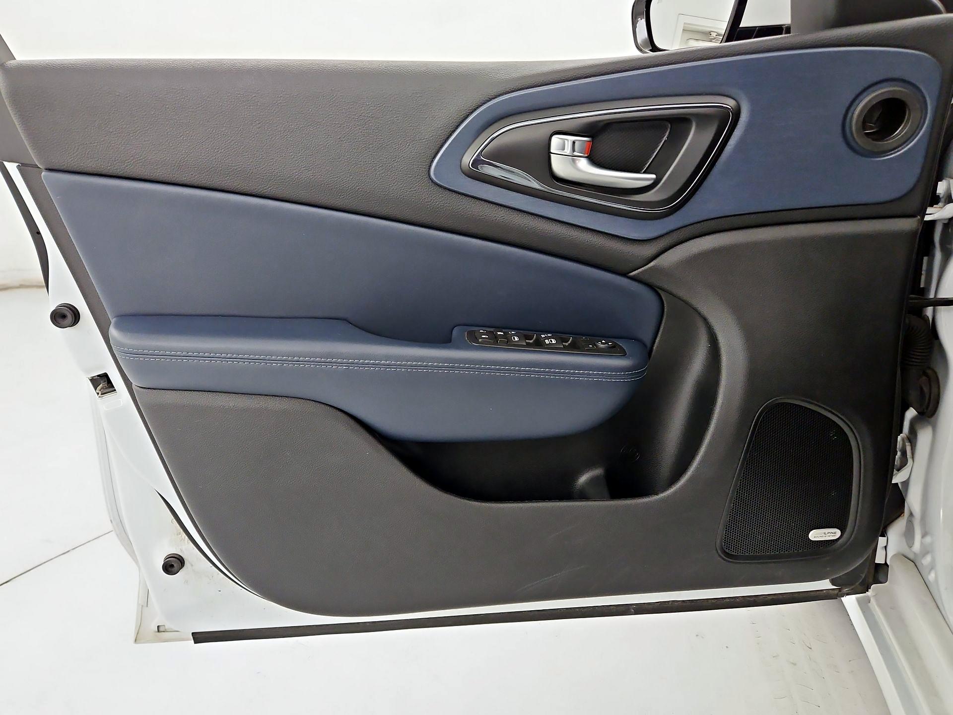 Thumbnail: 2015 Chrysler 200 - 12