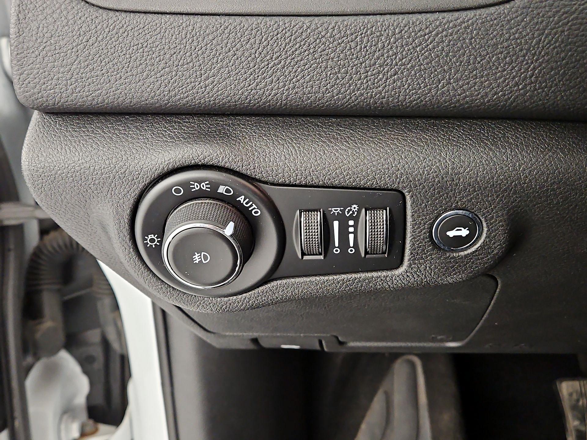 Thumbnail: 2015 Chrysler 200 - 13