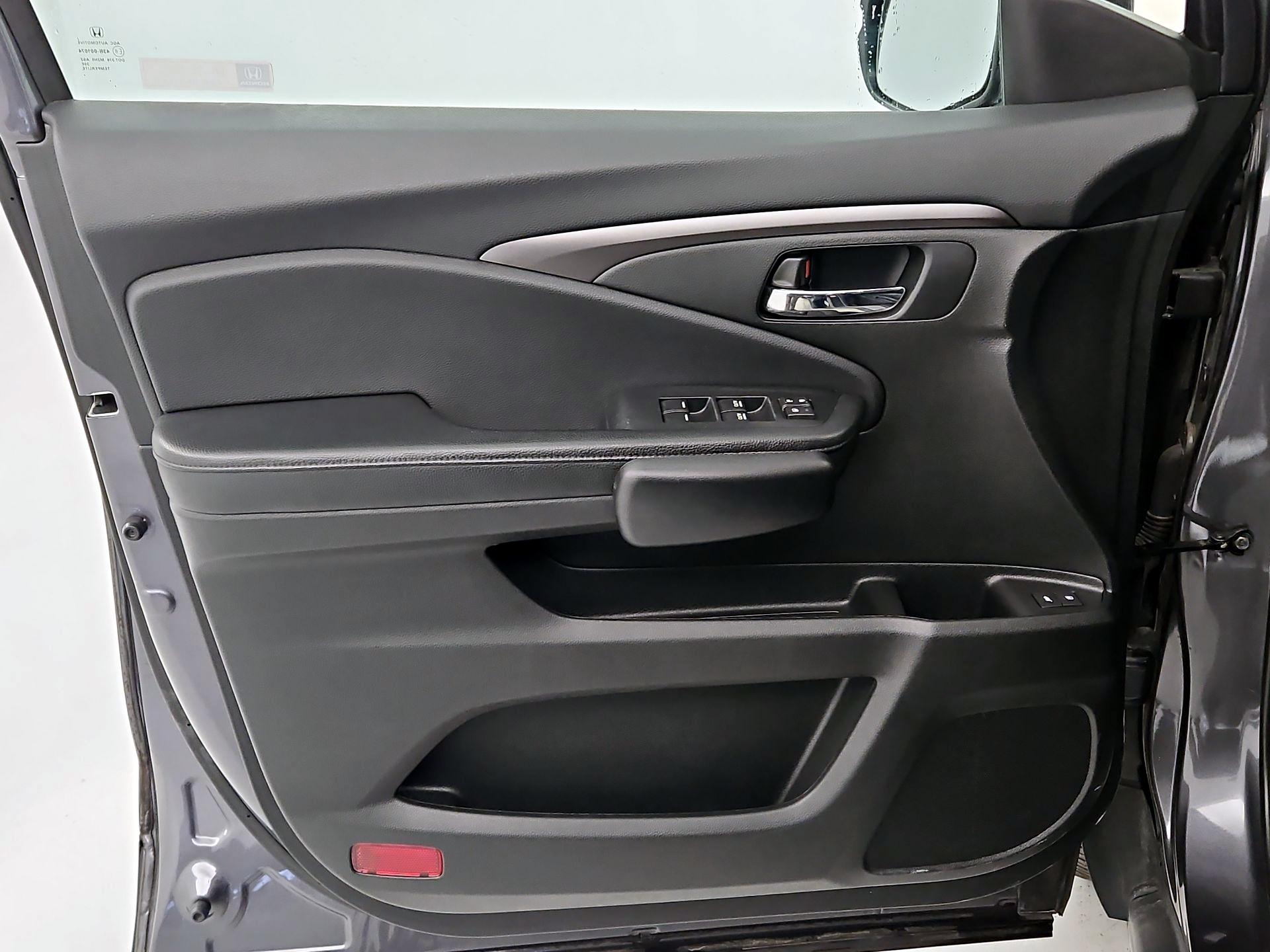 Thumbnail: 2018 Honda Pilot - 12