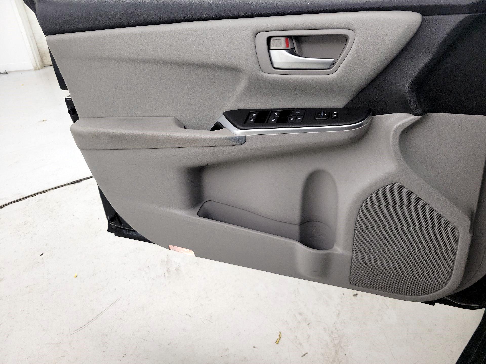 Thumbnail: 2016 Toyota Camry - 12