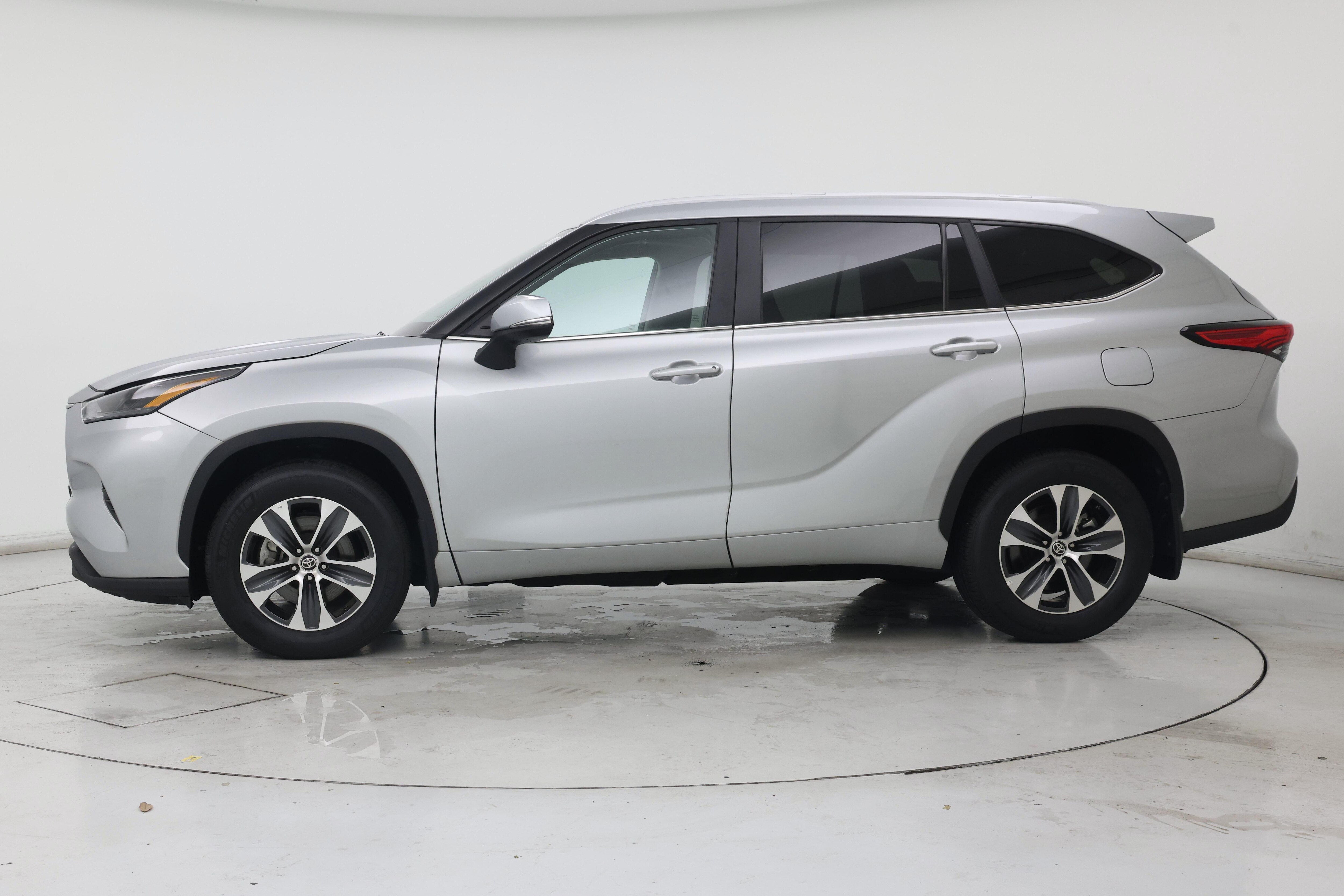 Thumbnail: 2023 Toyota Highlander - 3