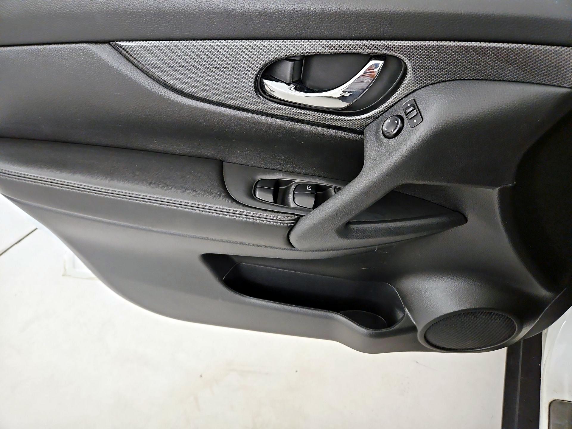 Thumbnail: 2016 Nissan Rogue - 12