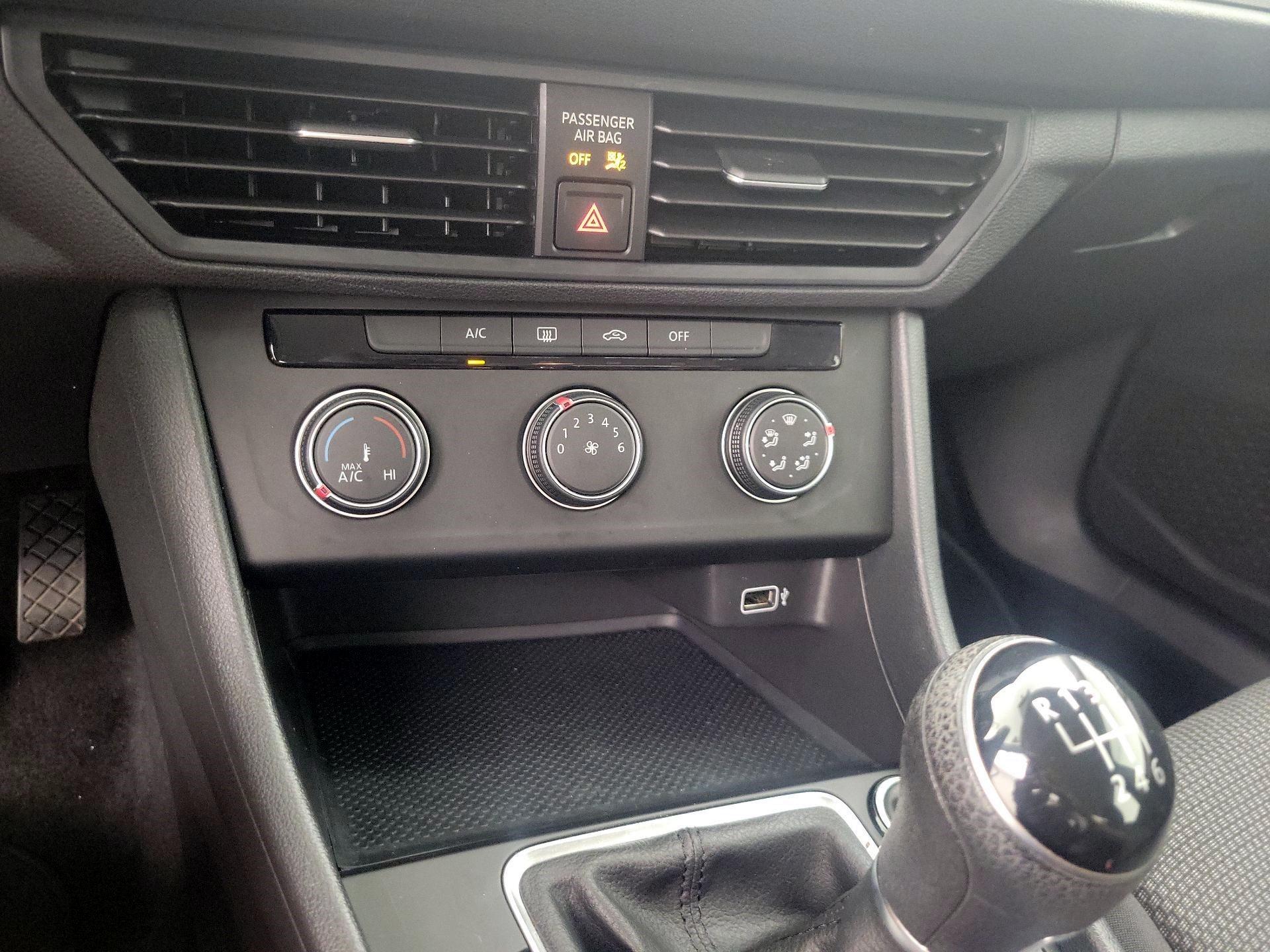 Thumbnail: 2019 Volkswagen Jetta - 16