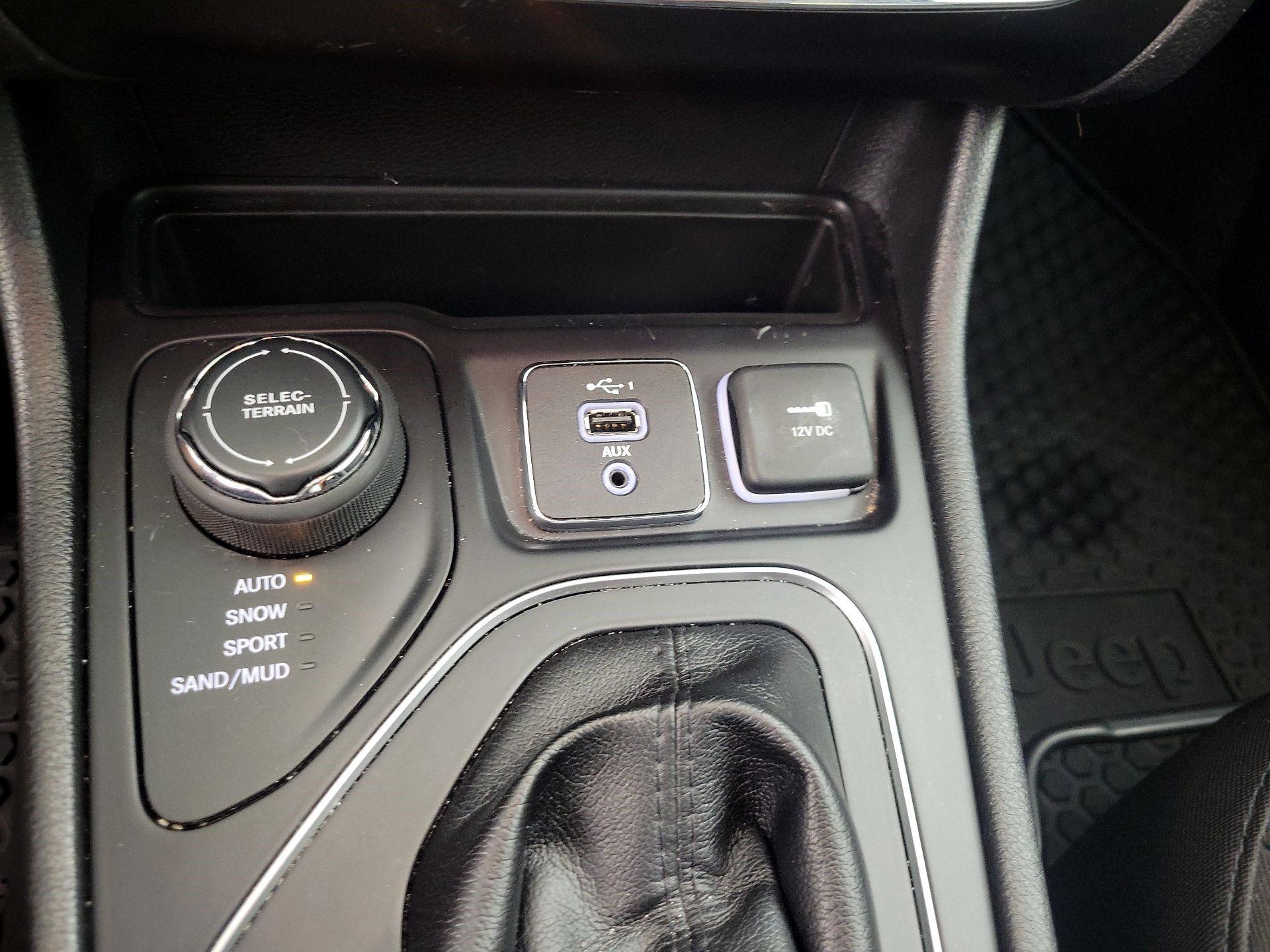 Thumbnail: 2019 Jeep Cherokee - 18