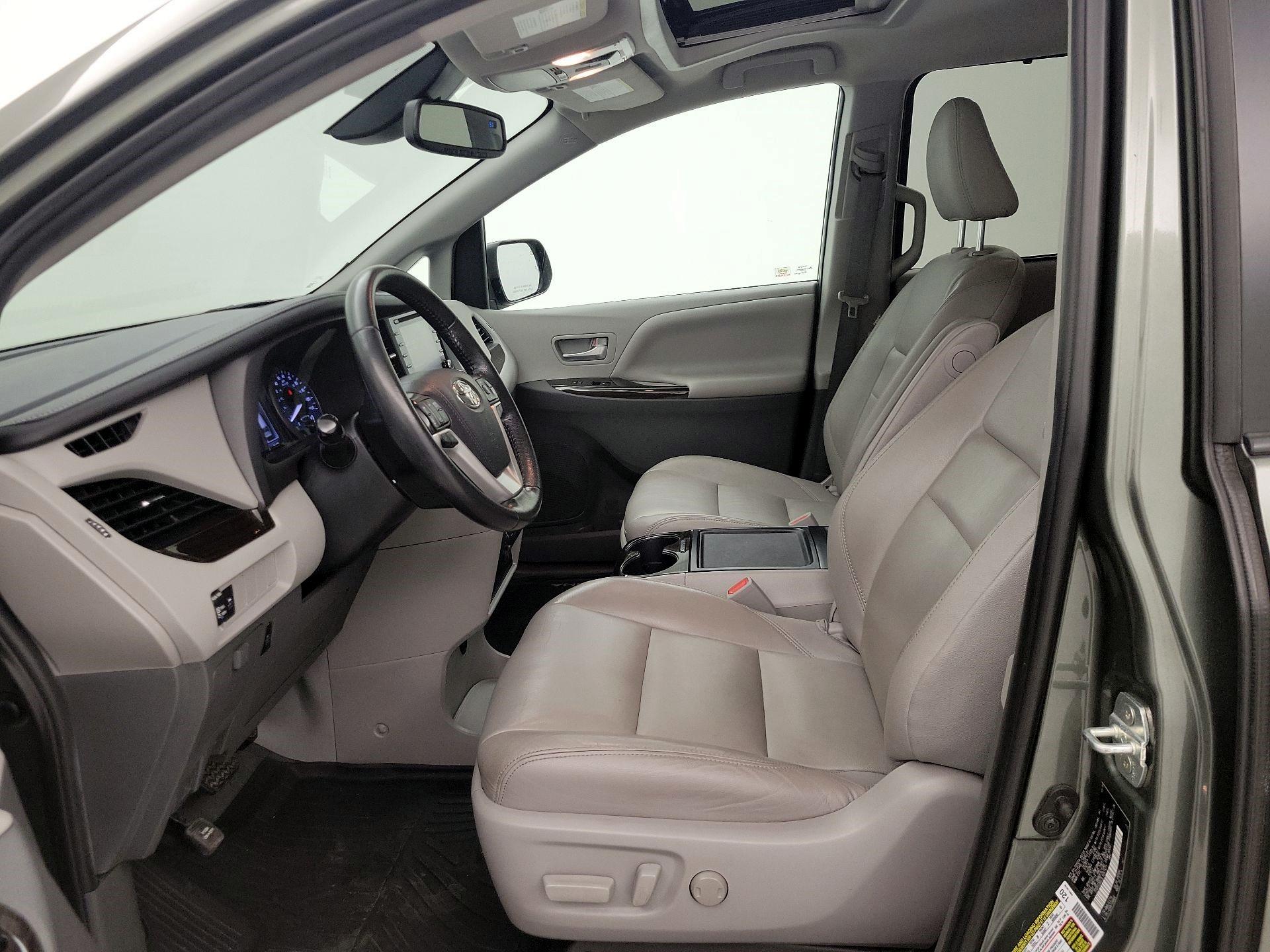 Thumbnail: 2020 Toyota Sienna - 11