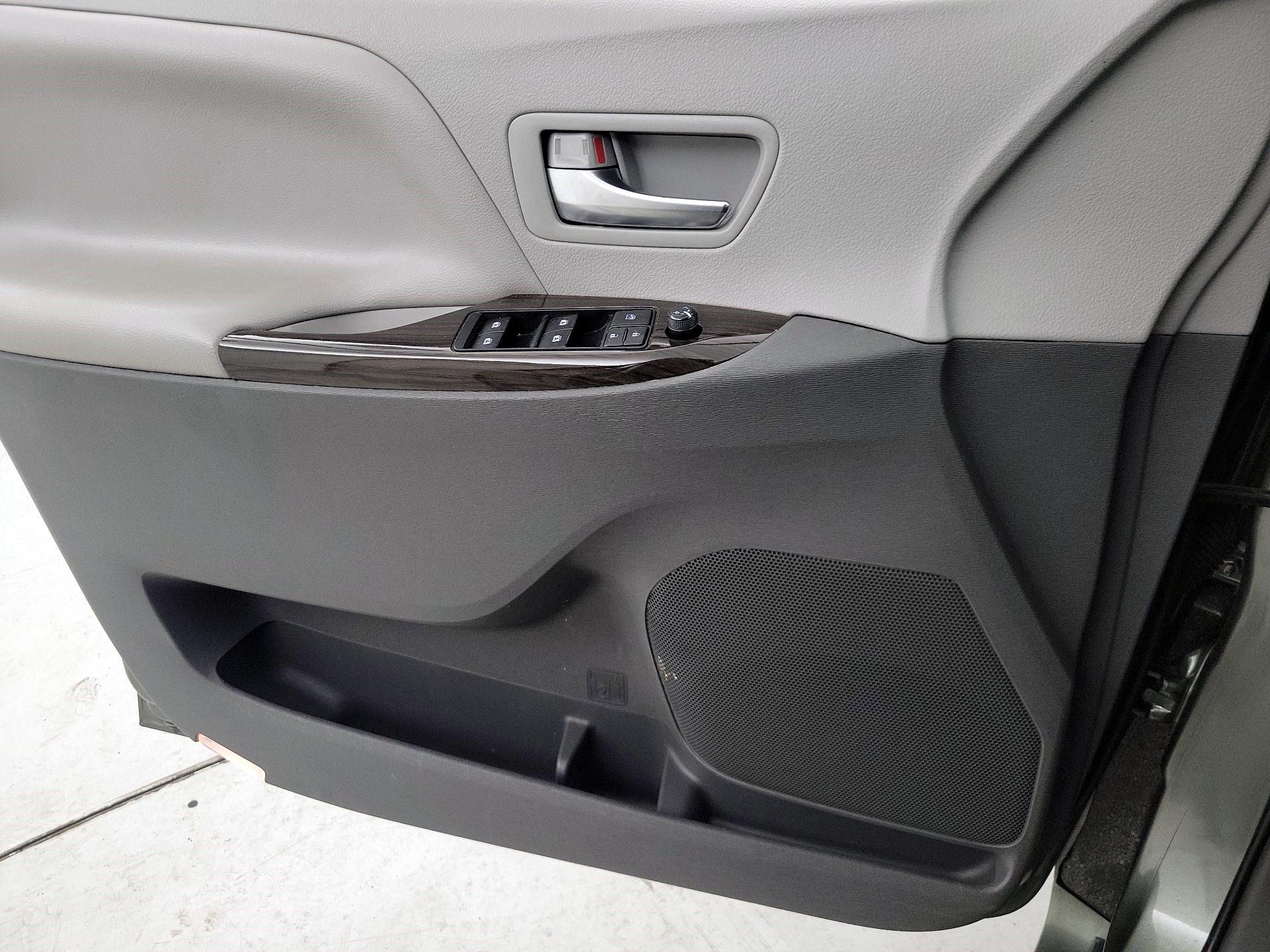 Thumbnail: 2020 Toyota Sienna - 12