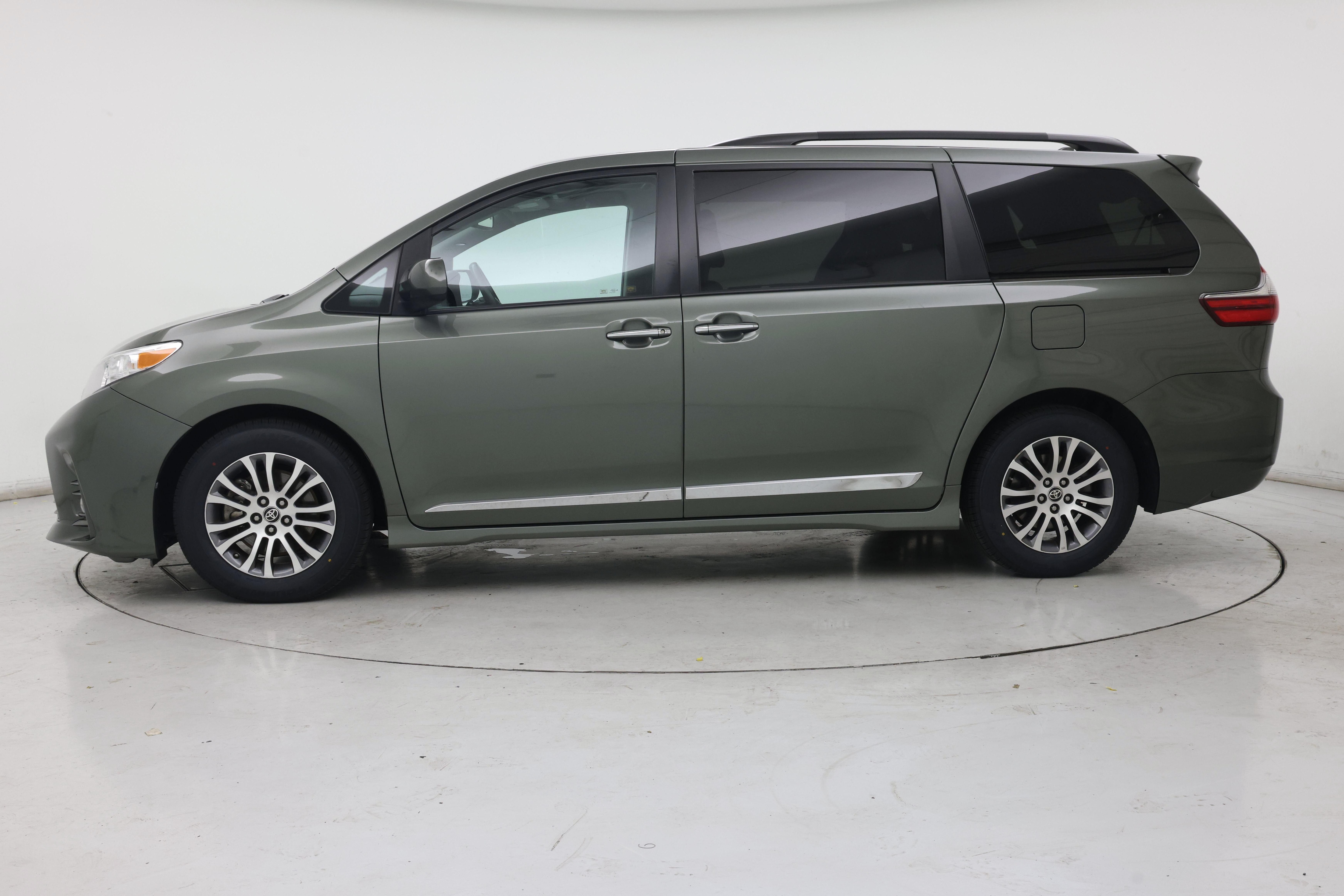 Thumbnail: 2020 Toyota Sienna - 3