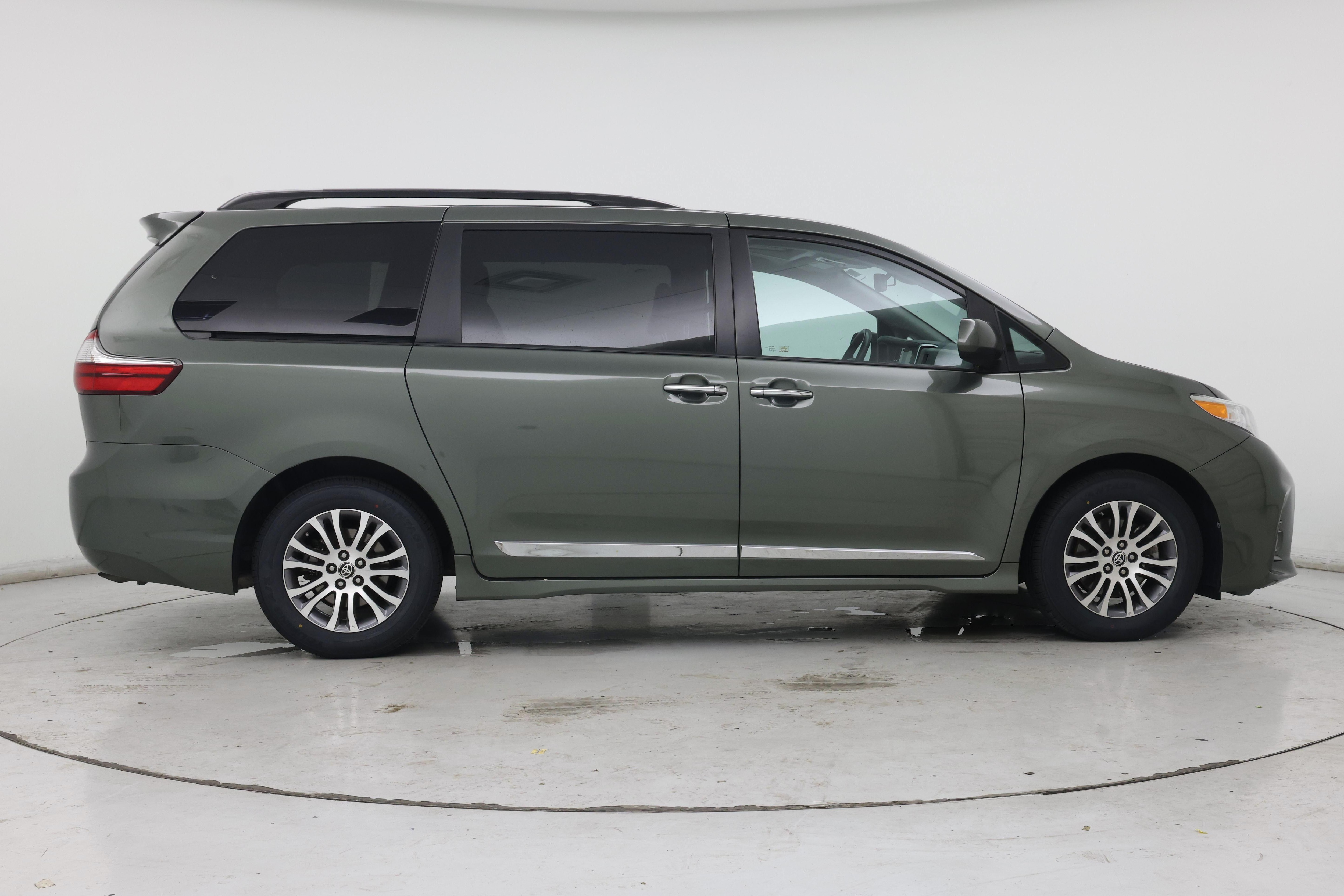 Thumbnail: 2020 Toyota Sienna - 7