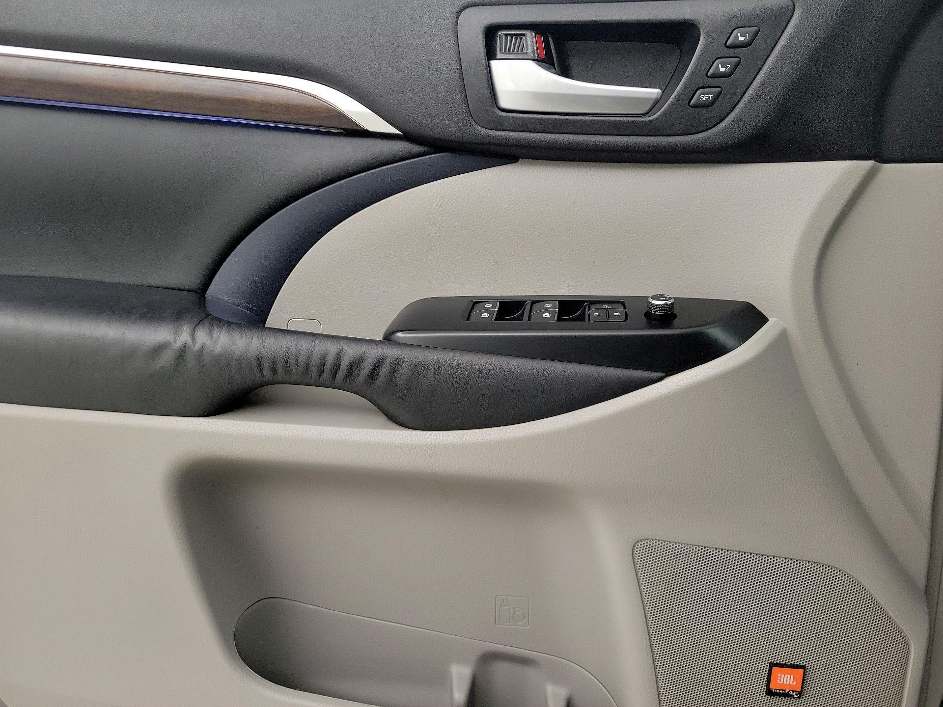 Thumbnail: 2014 Toyota Highlander - 12
