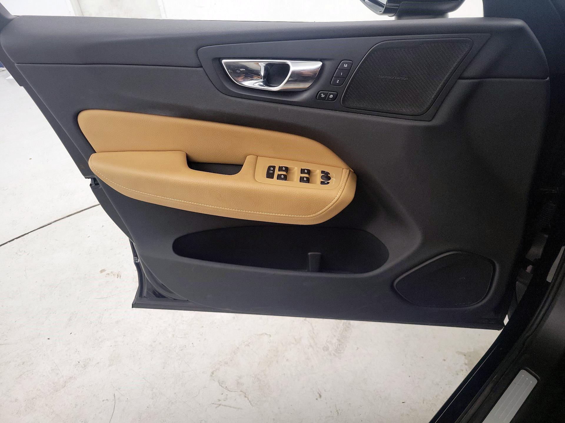 Thumbnail: 2019 Volvo XC60 - 12
