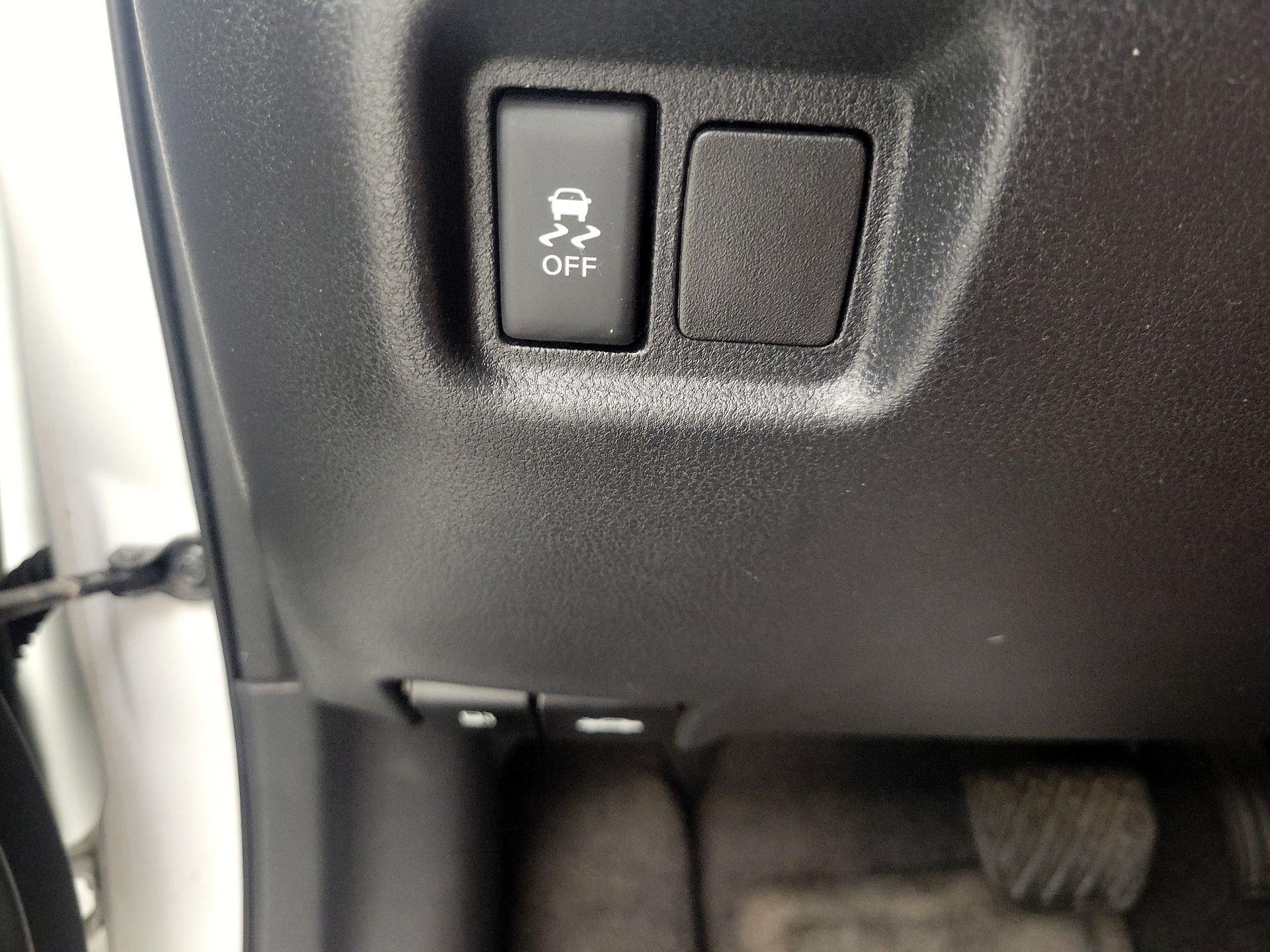 Thumbnail: 2014 Nissan Versa Note - 13