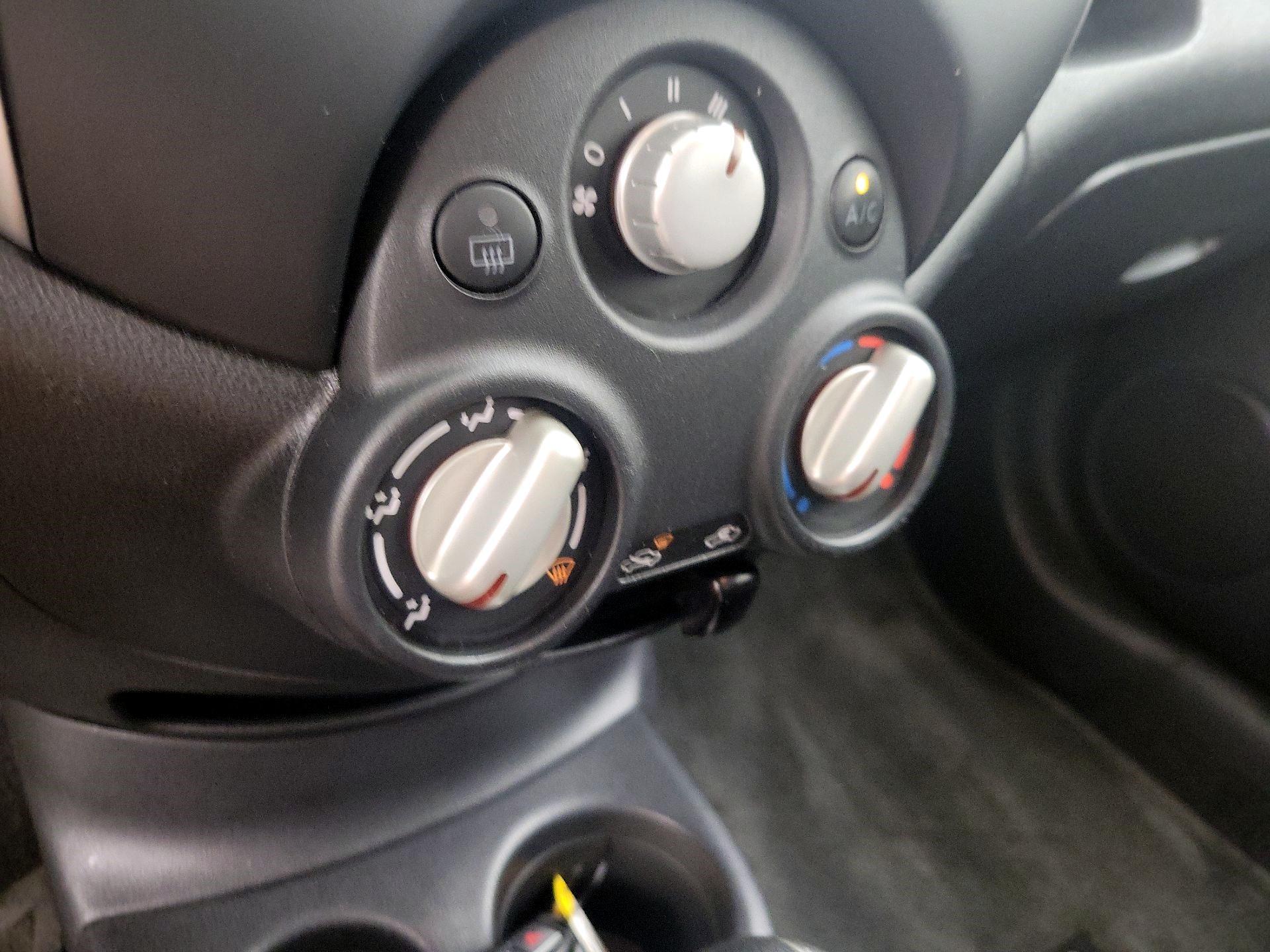Thumbnail: 2014 Nissan Versa Note - 16