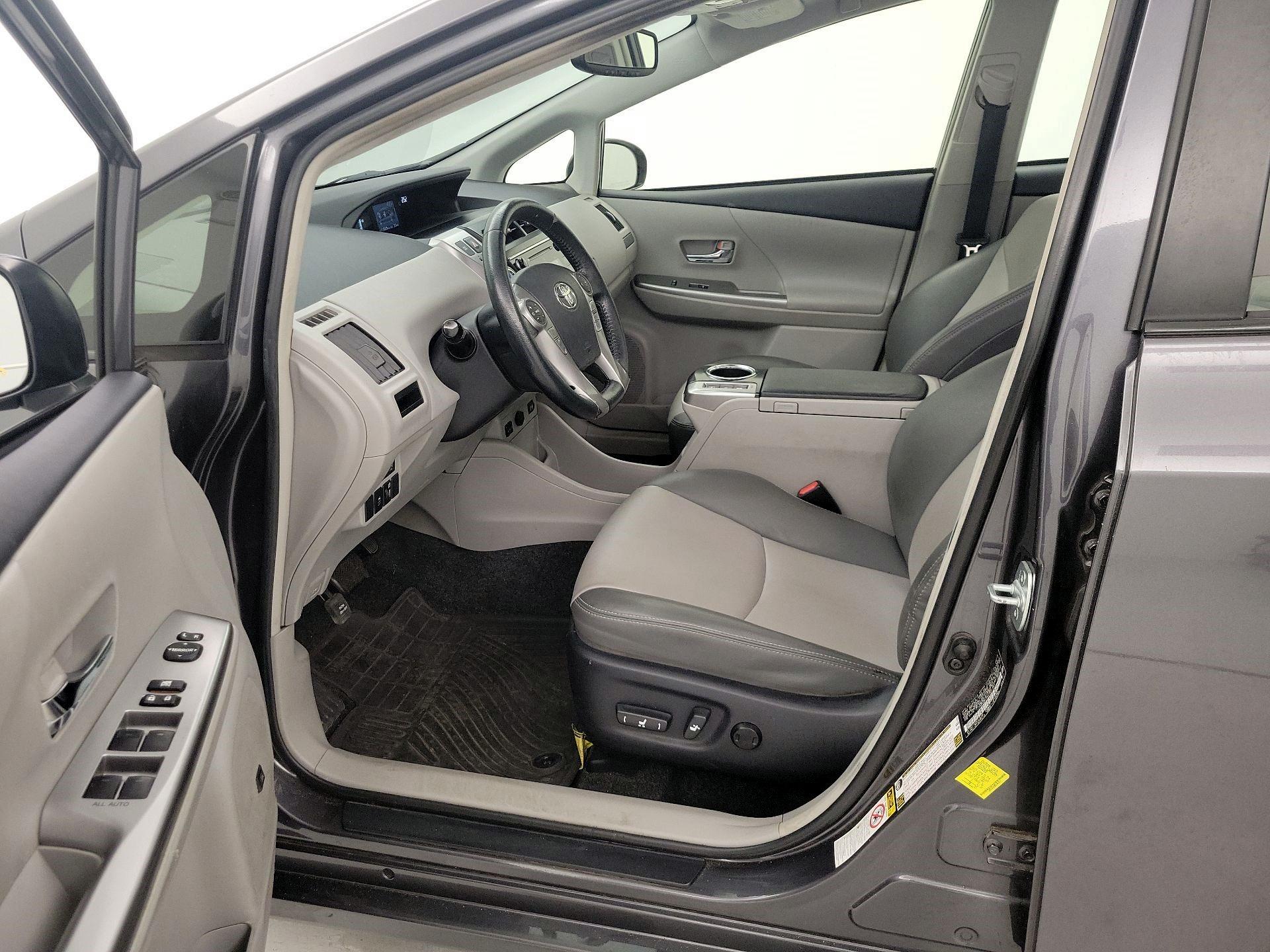 Thumbnail: 2016 Toyota Prius v - 11