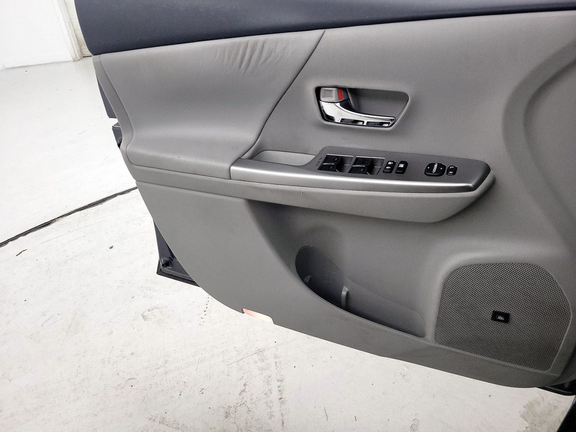 Thumbnail: 2016 Toyota Prius v - 12