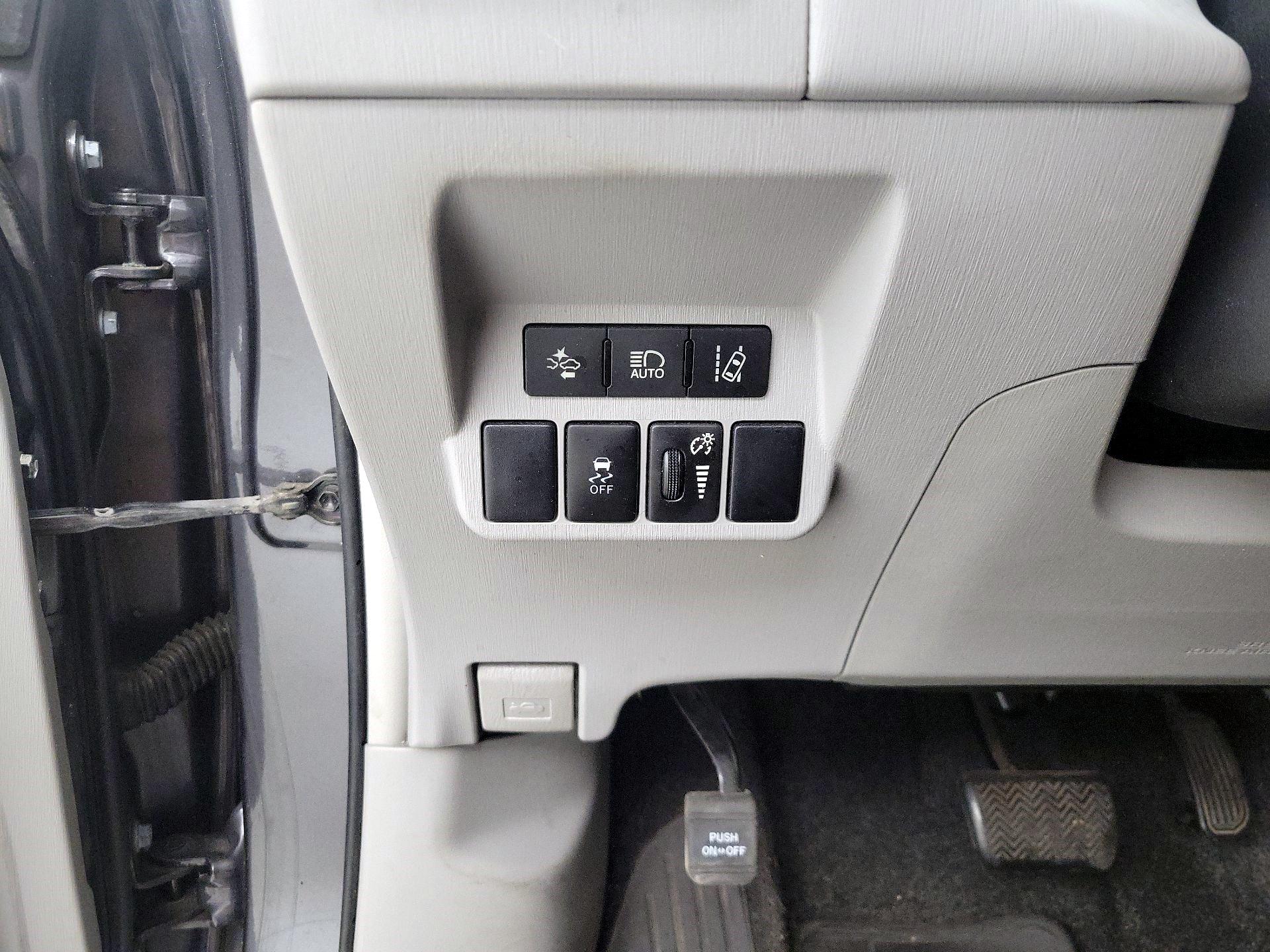 Thumbnail: 2016 Toyota Prius v - 13