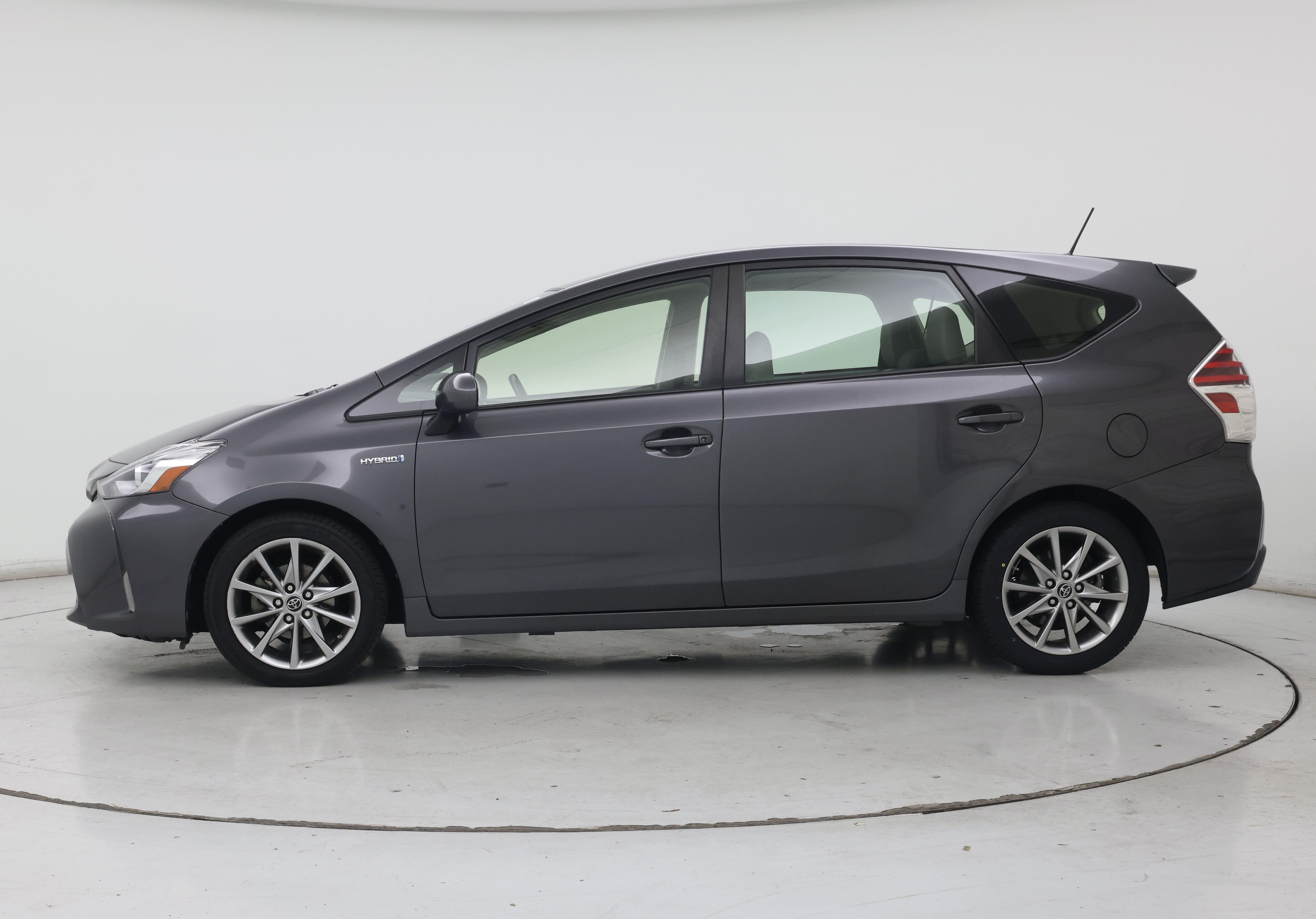 Thumbnail: 2016 Toyota Prius v - 3