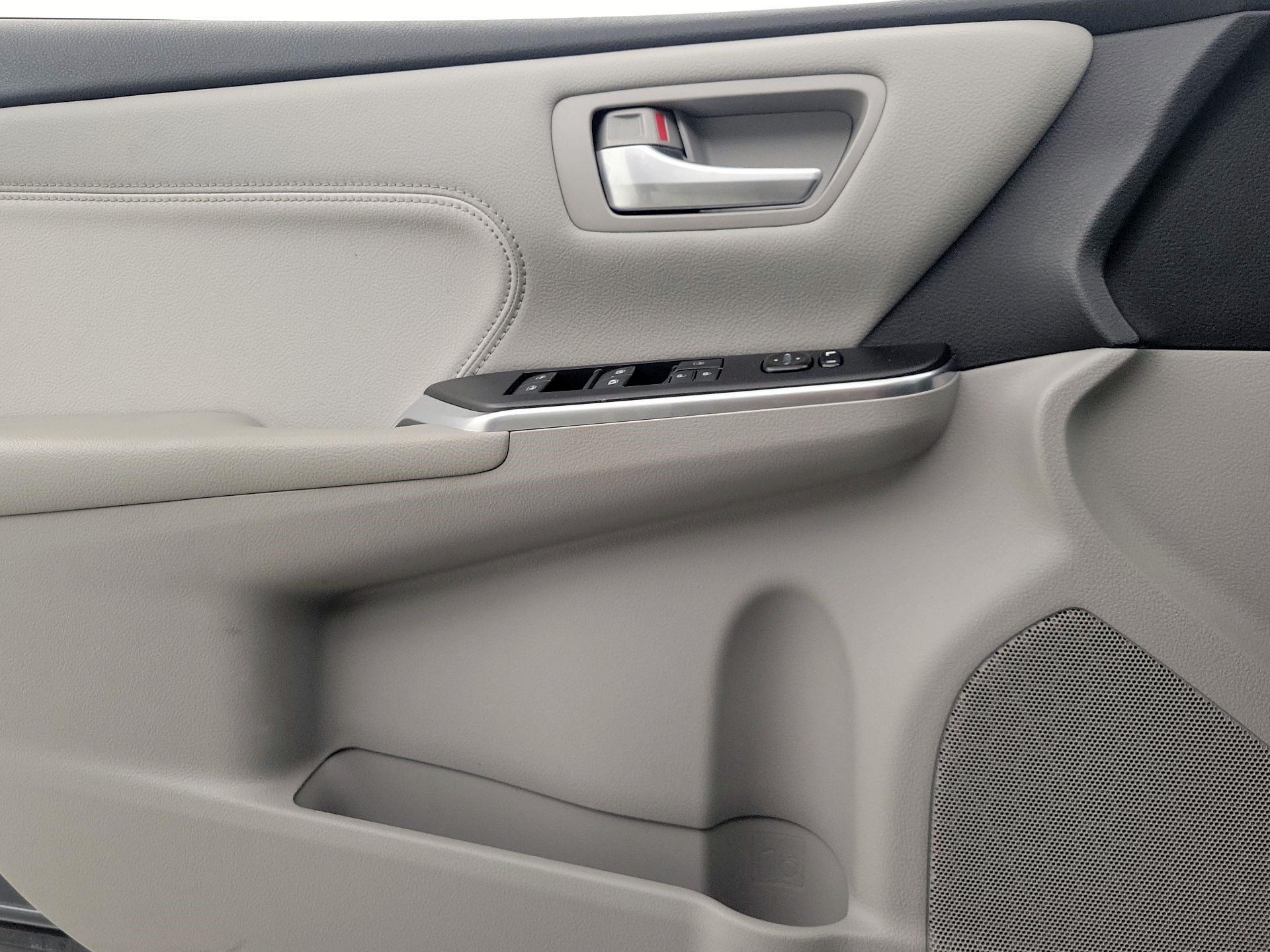 Thumbnail: 2017 Toyota Camry - 12