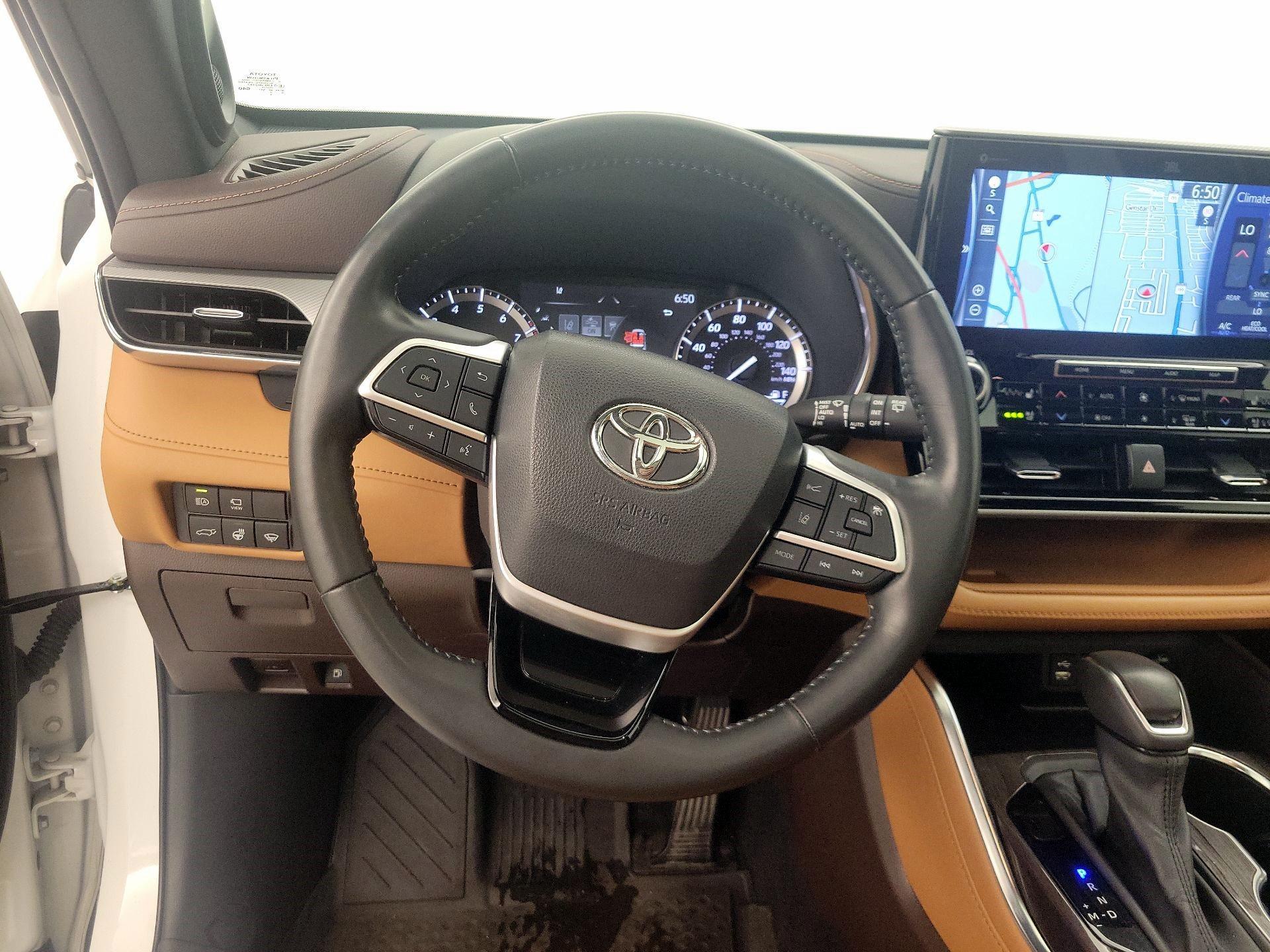 Thumbnail: 2022 Toyota Highlander - 10