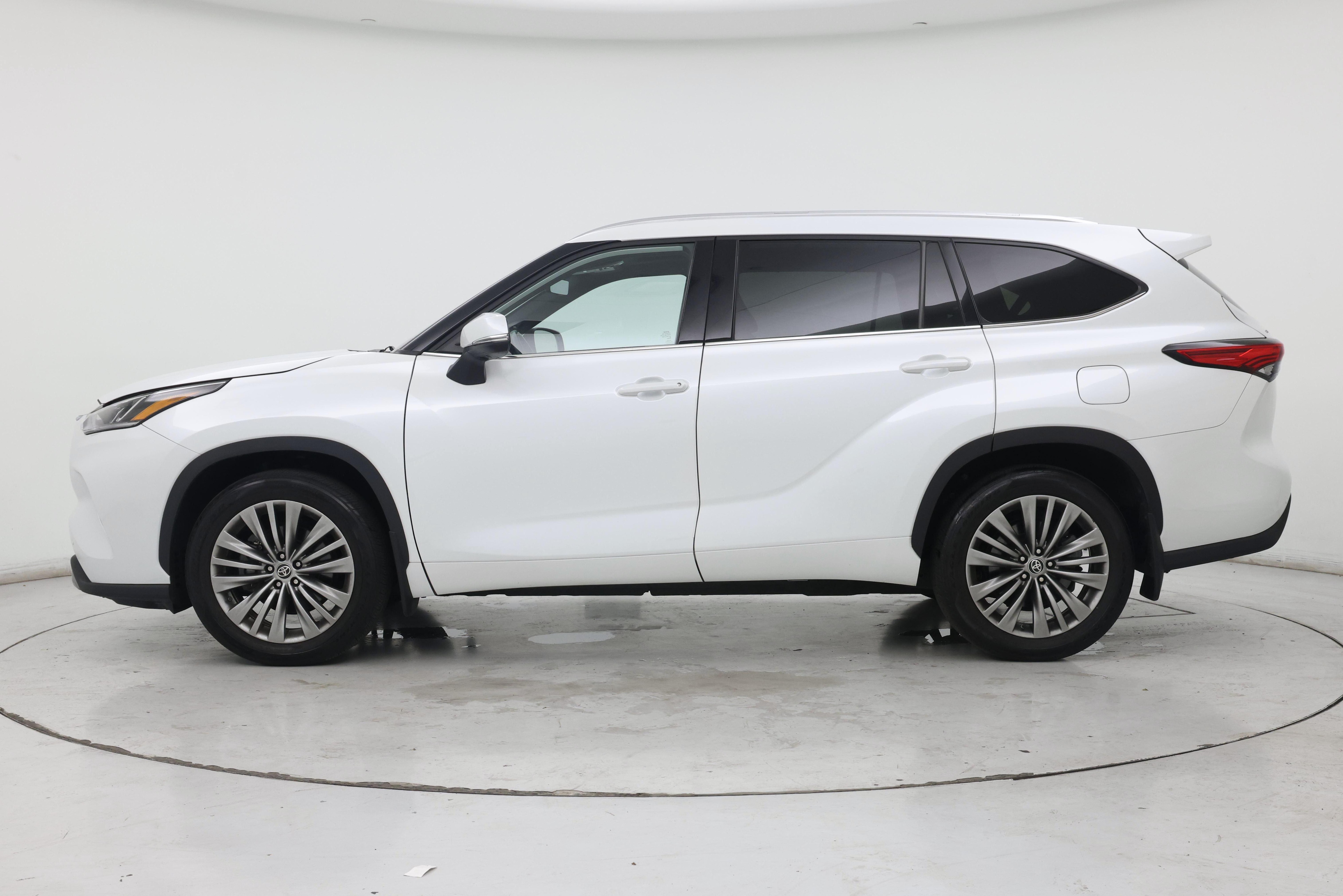 Thumbnail: 2022 Toyota Highlander - 3