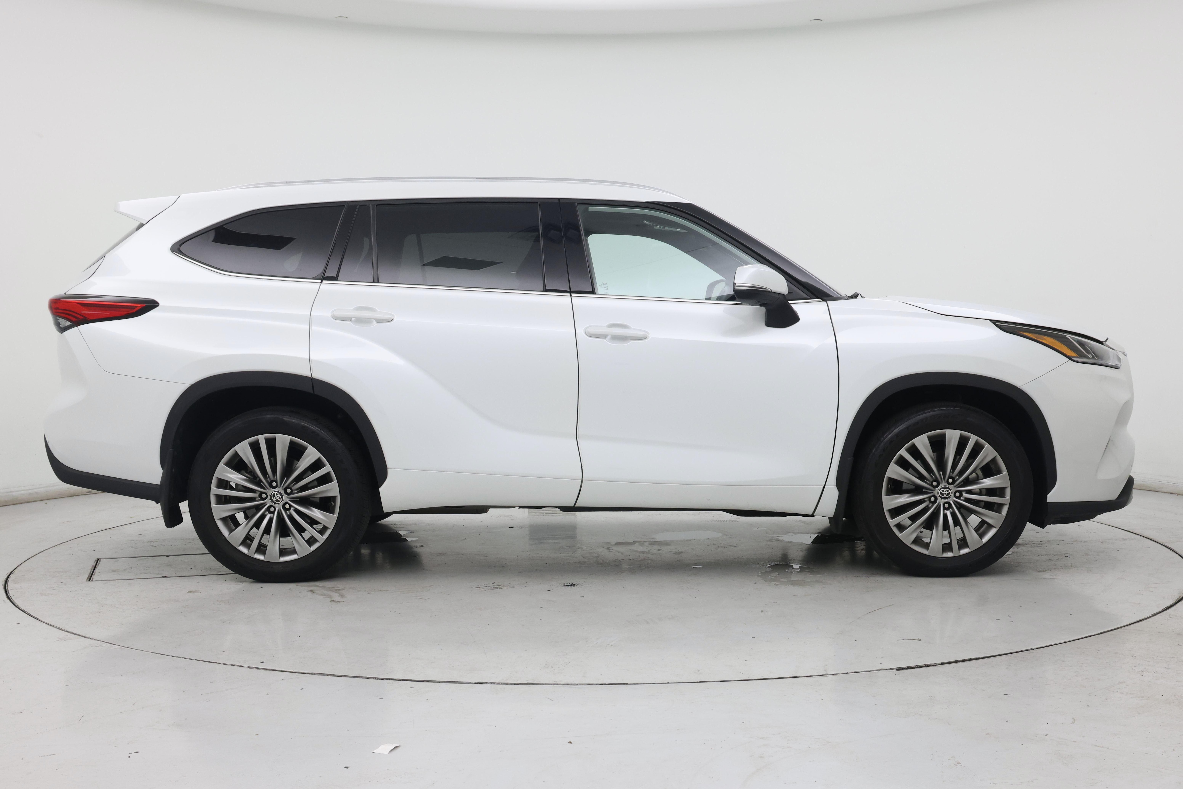 Thumbnail: 2022 Toyota Highlander - 7