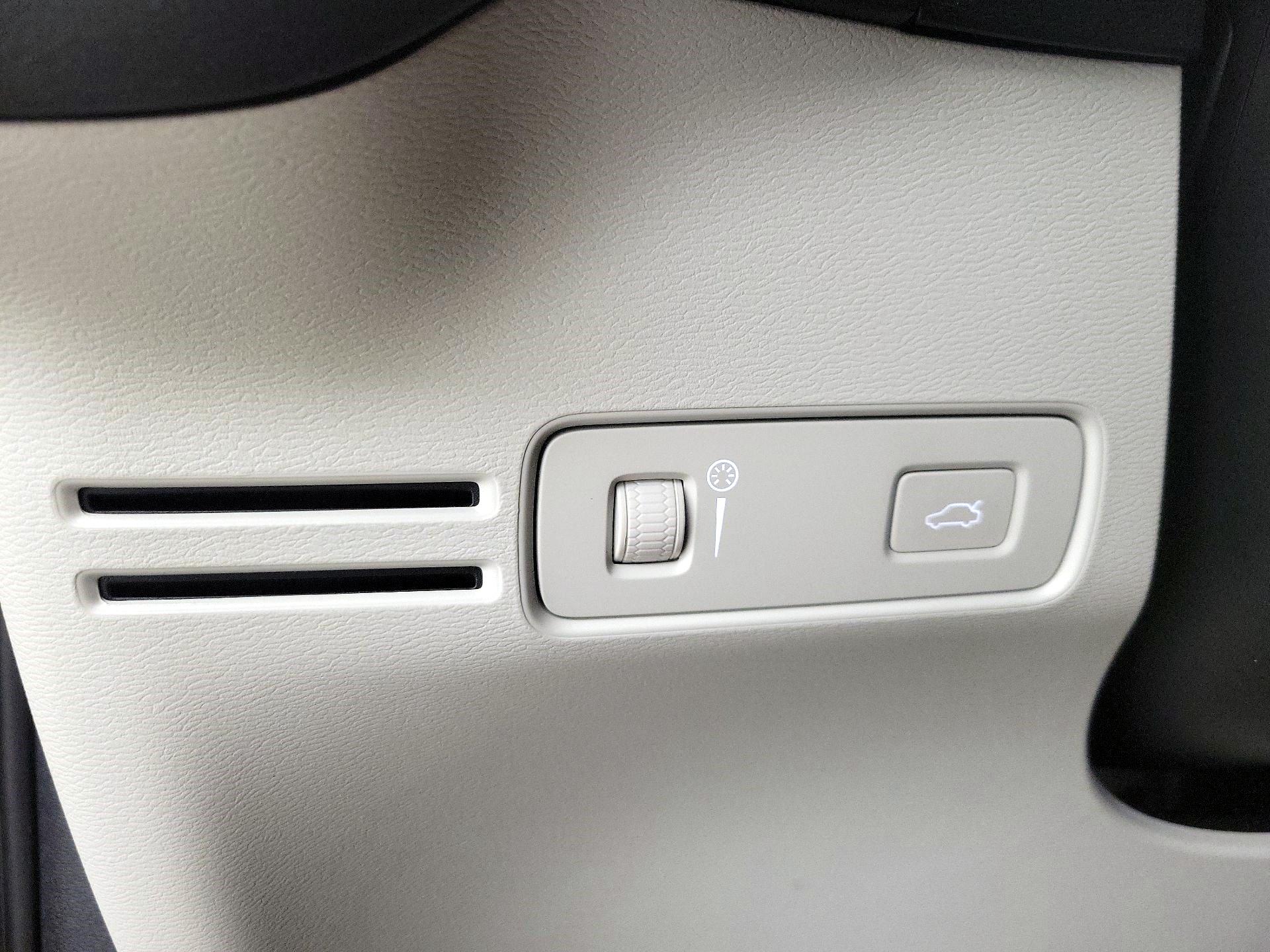 Thumbnail: 2020 Volvo XC40 - 13