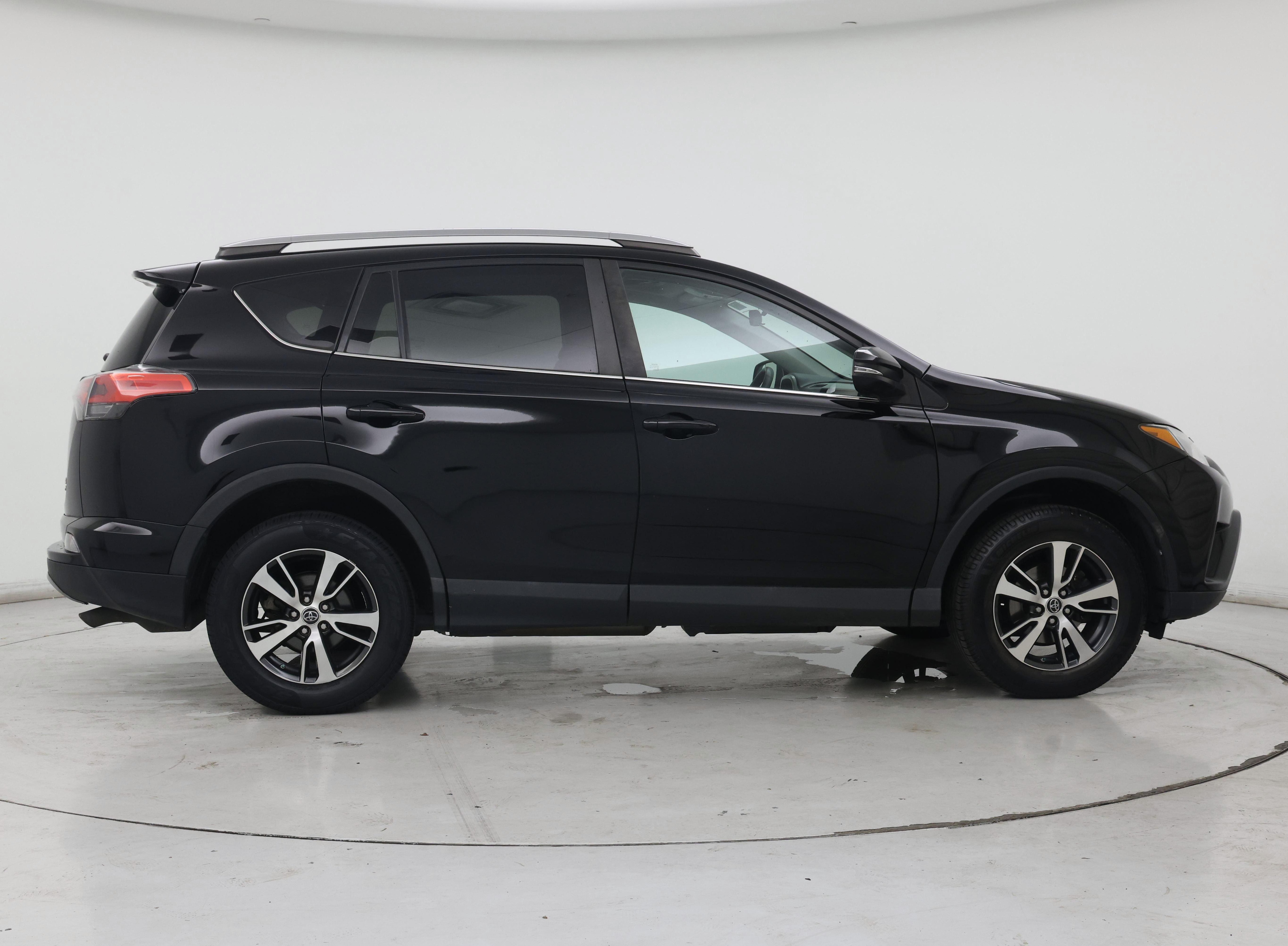 Thumbnail: 2017 Toyota RAV4 - 7