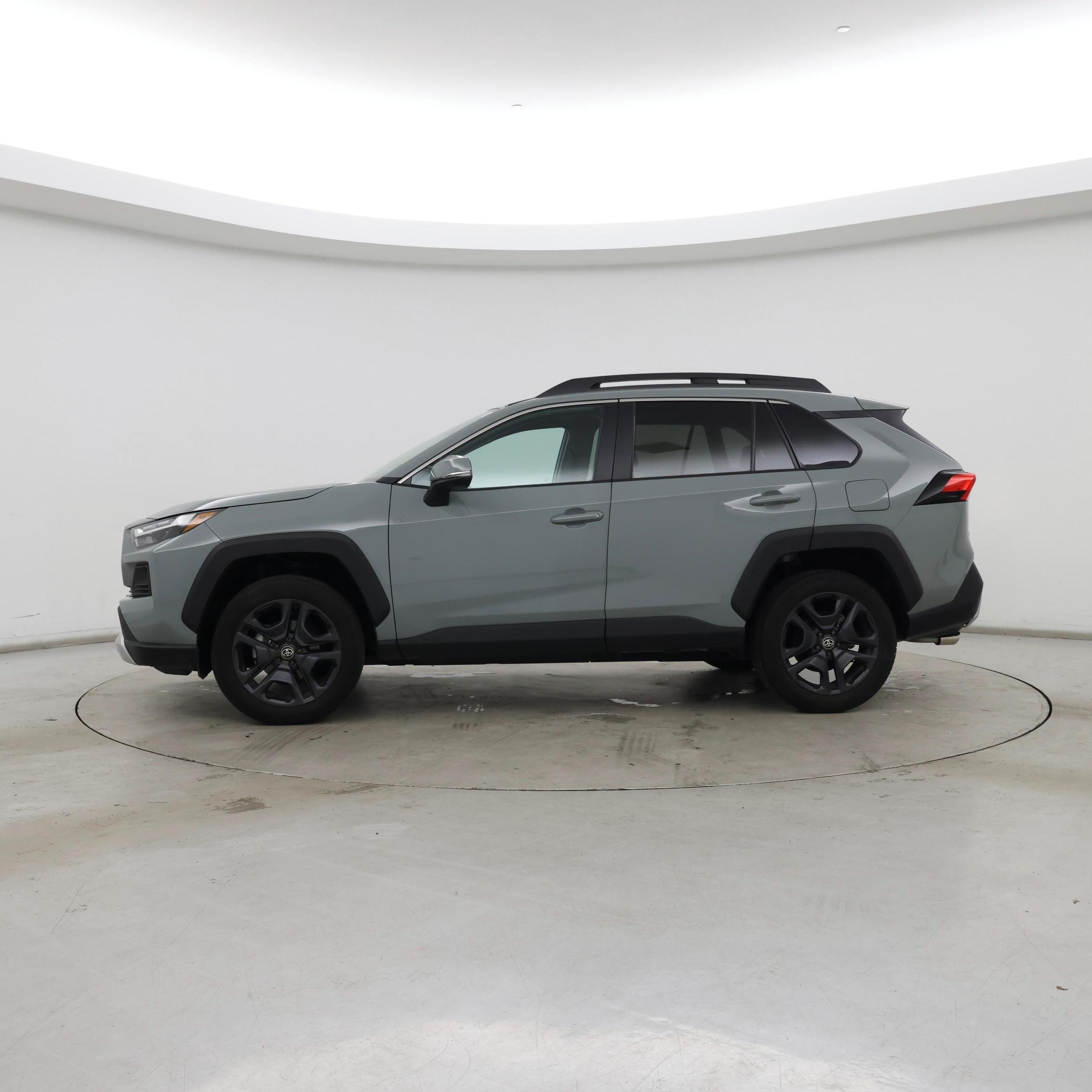 Thumbnail: 2022 Toyota RAV4 - 3