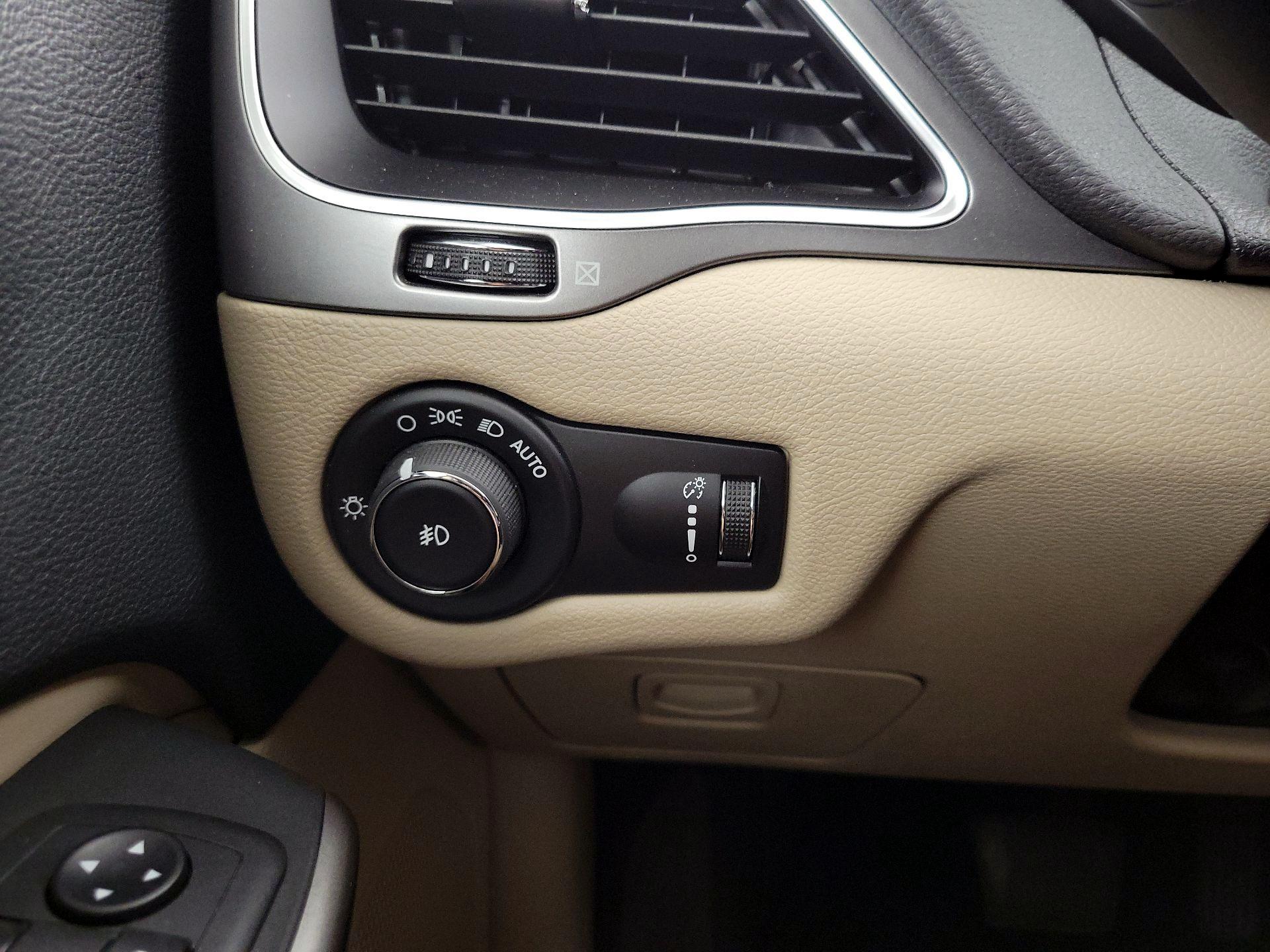 Thumbnail: 2019 Jeep Cherokee - 13