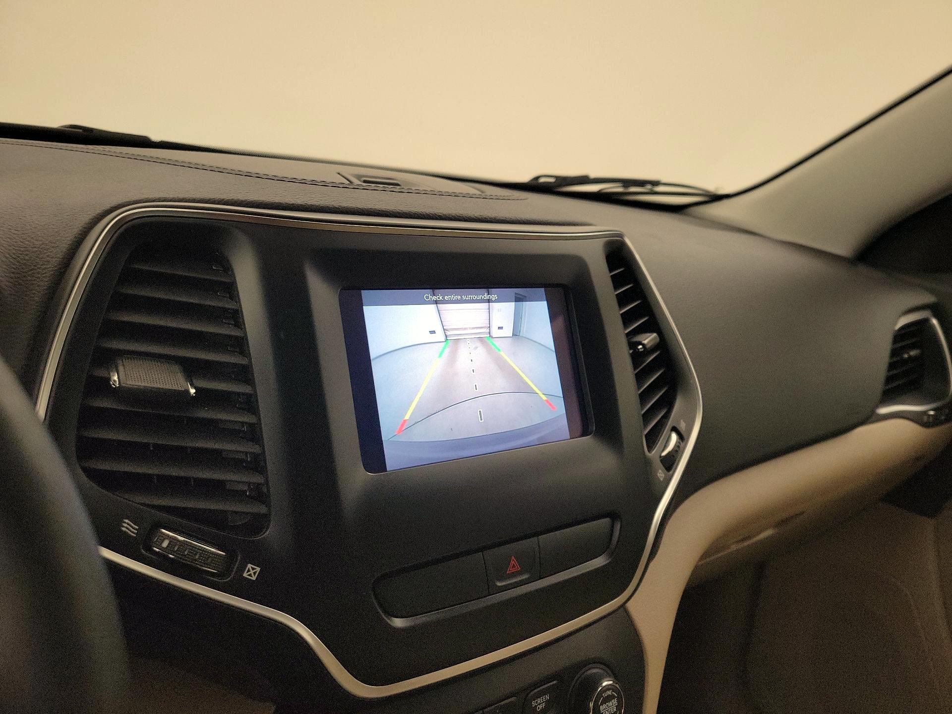 Thumbnail: 2019 Jeep Cherokee - 14