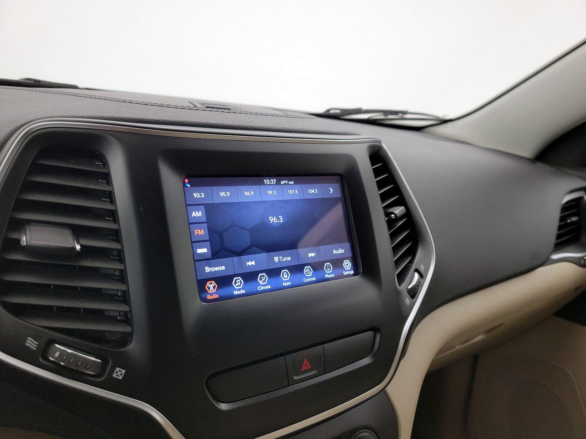 Thumbnail: 2019 Jeep Cherokee - 15