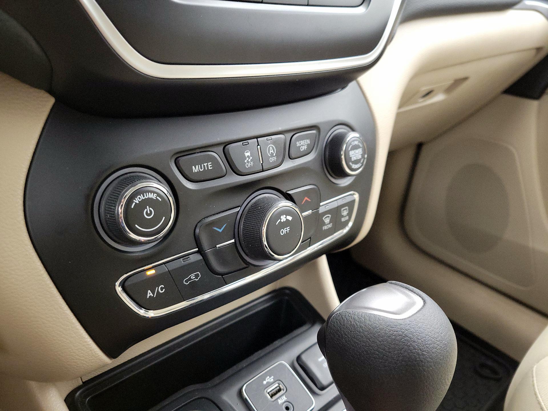 Thumbnail: 2019 Jeep Cherokee - 16
