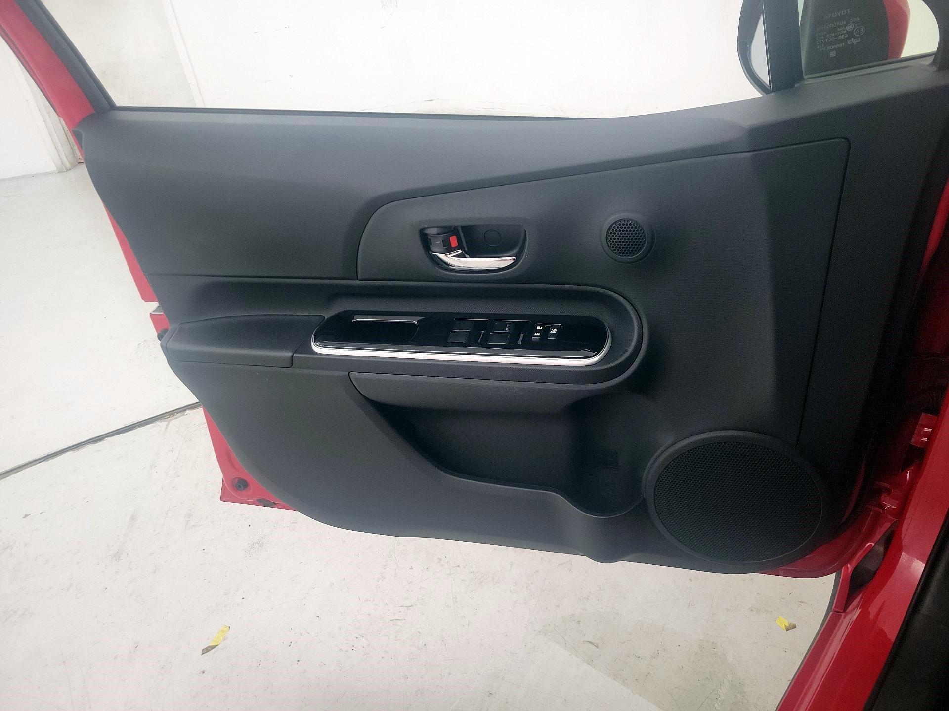 Thumbnail: 2018 Toyota Prius c - 12