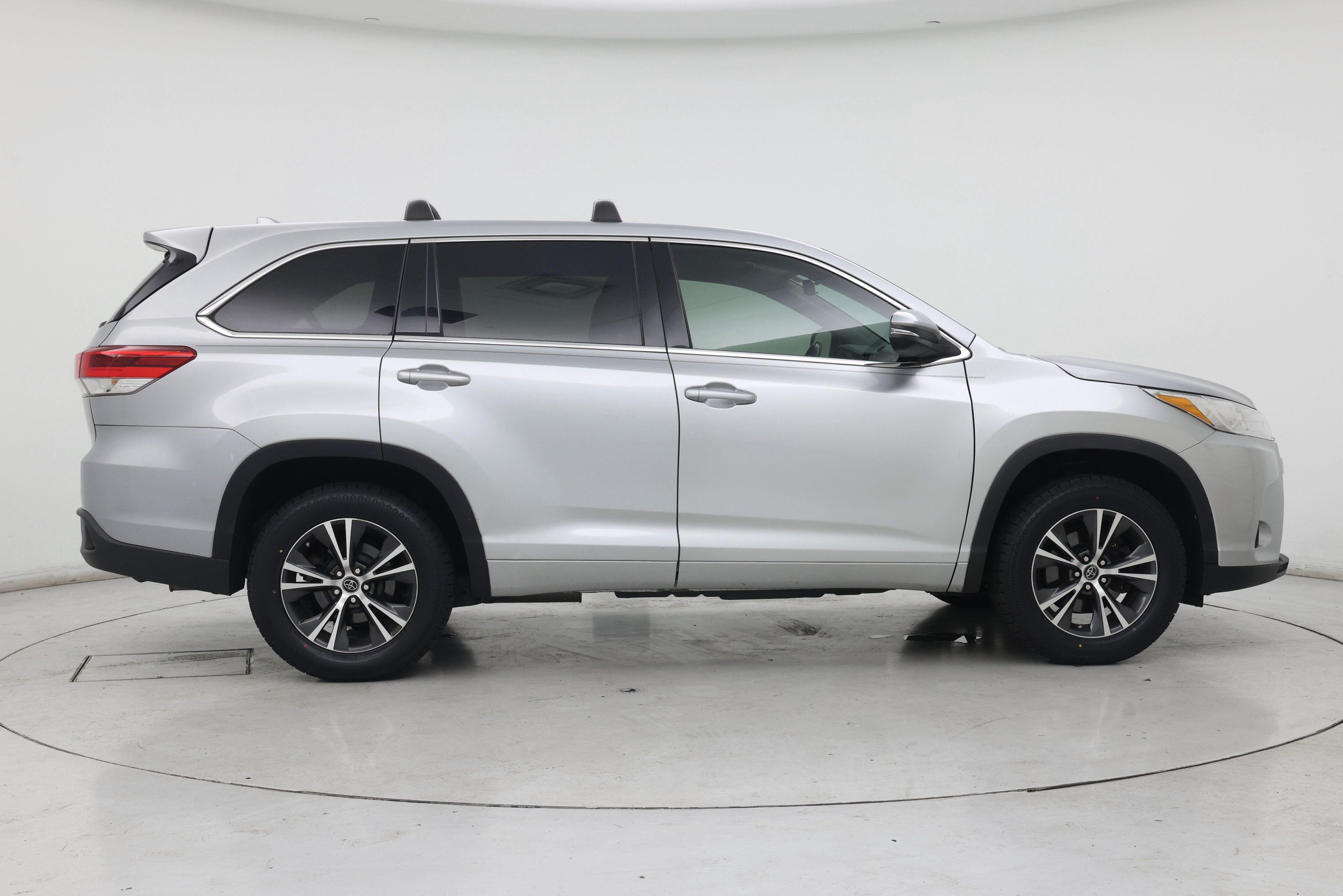 Thumbnail: 2017 Toyota Highlander - 7